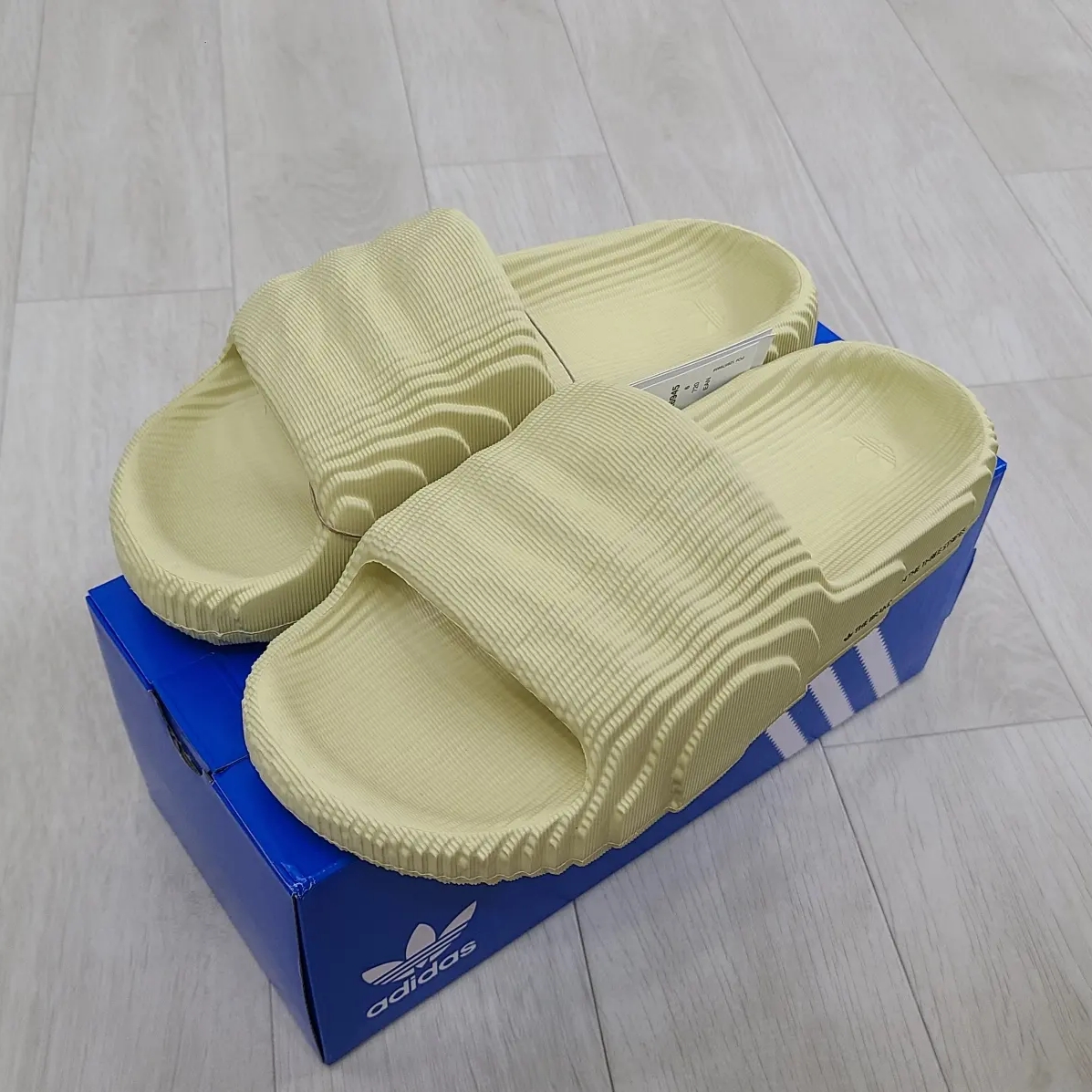Adidas Yeezy Slide Pure - Re-Release Ver., Adidas Adilette 22 Desert Sand 착용 스타일 - 2