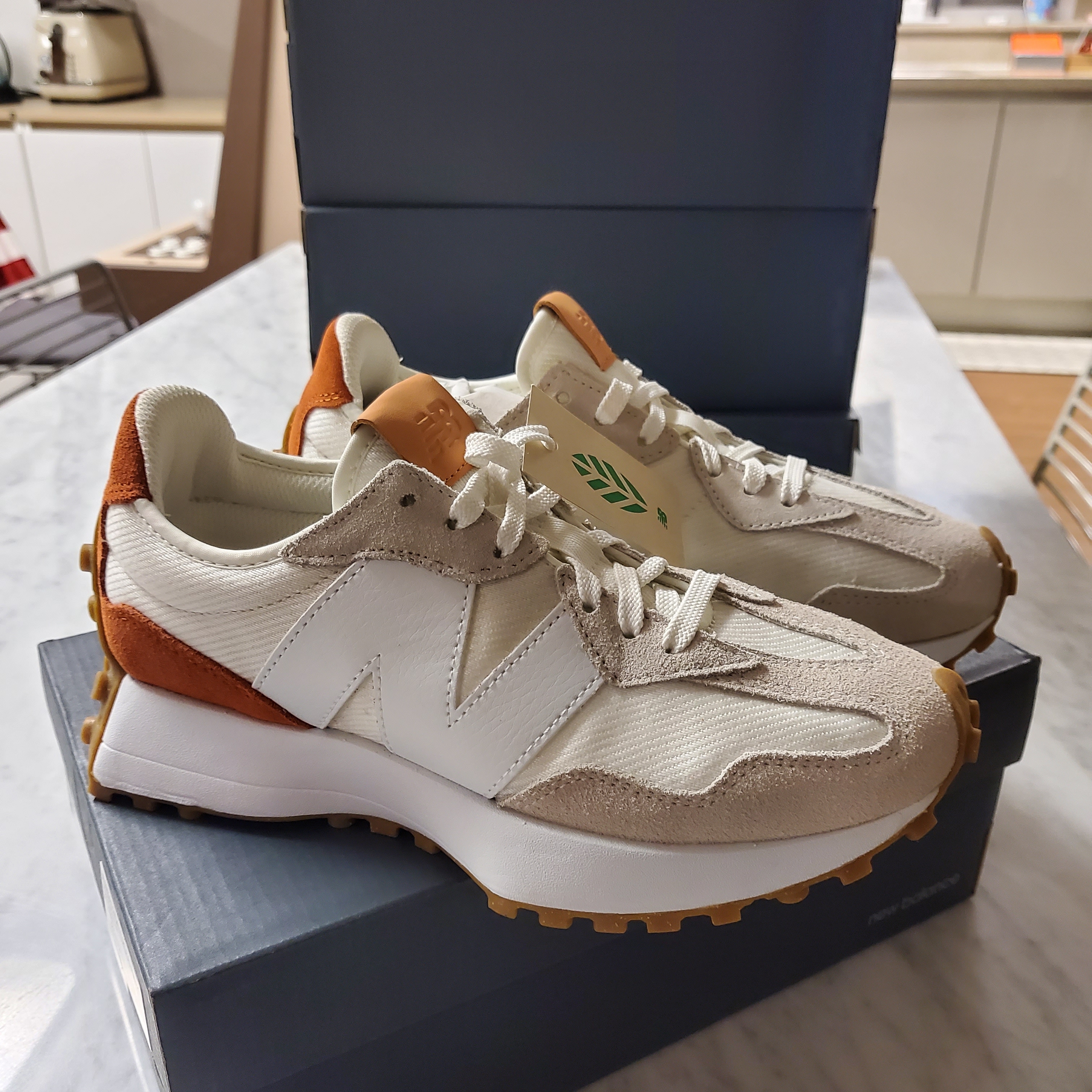 (W) New Balance 327 Beige Brown 착용 스타일 - 2