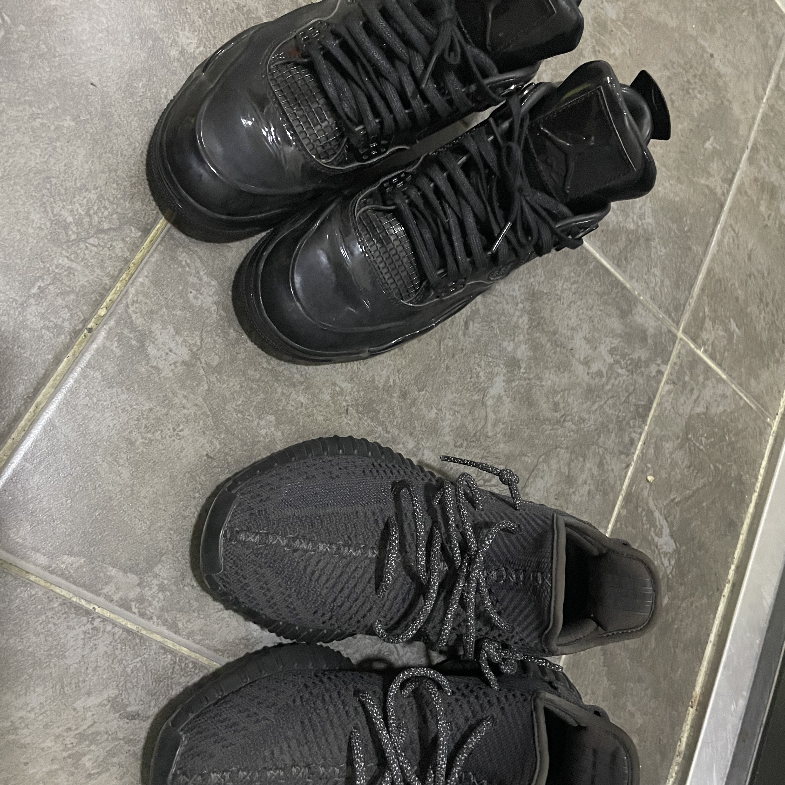 Adidas Yeezy Boost 350 V2 Black - Non-Reflective, Jordan 4 Retro 11Lab4 Black 착용 스타일