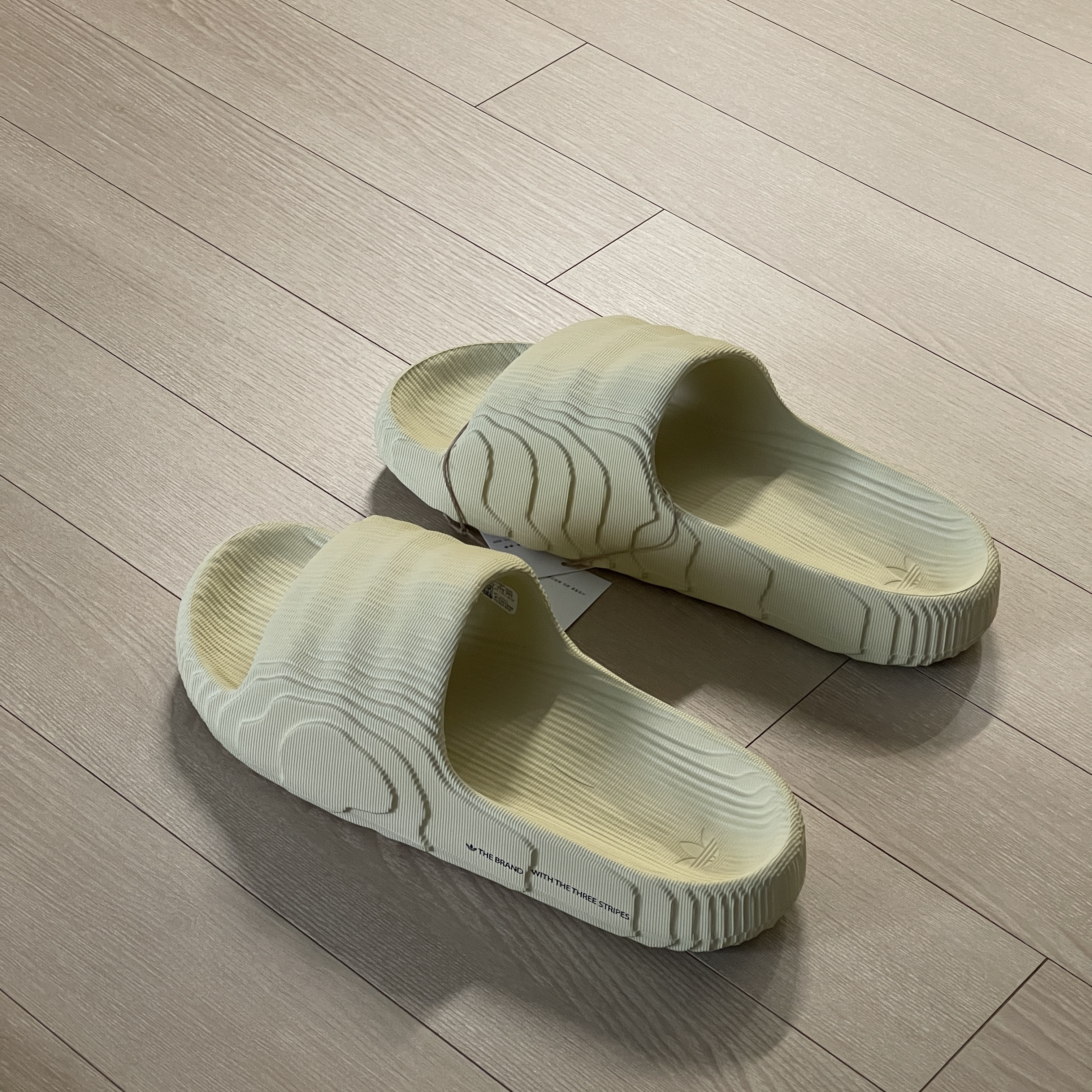 Adidas Adilette 22 Desert Sand 착용 스타일