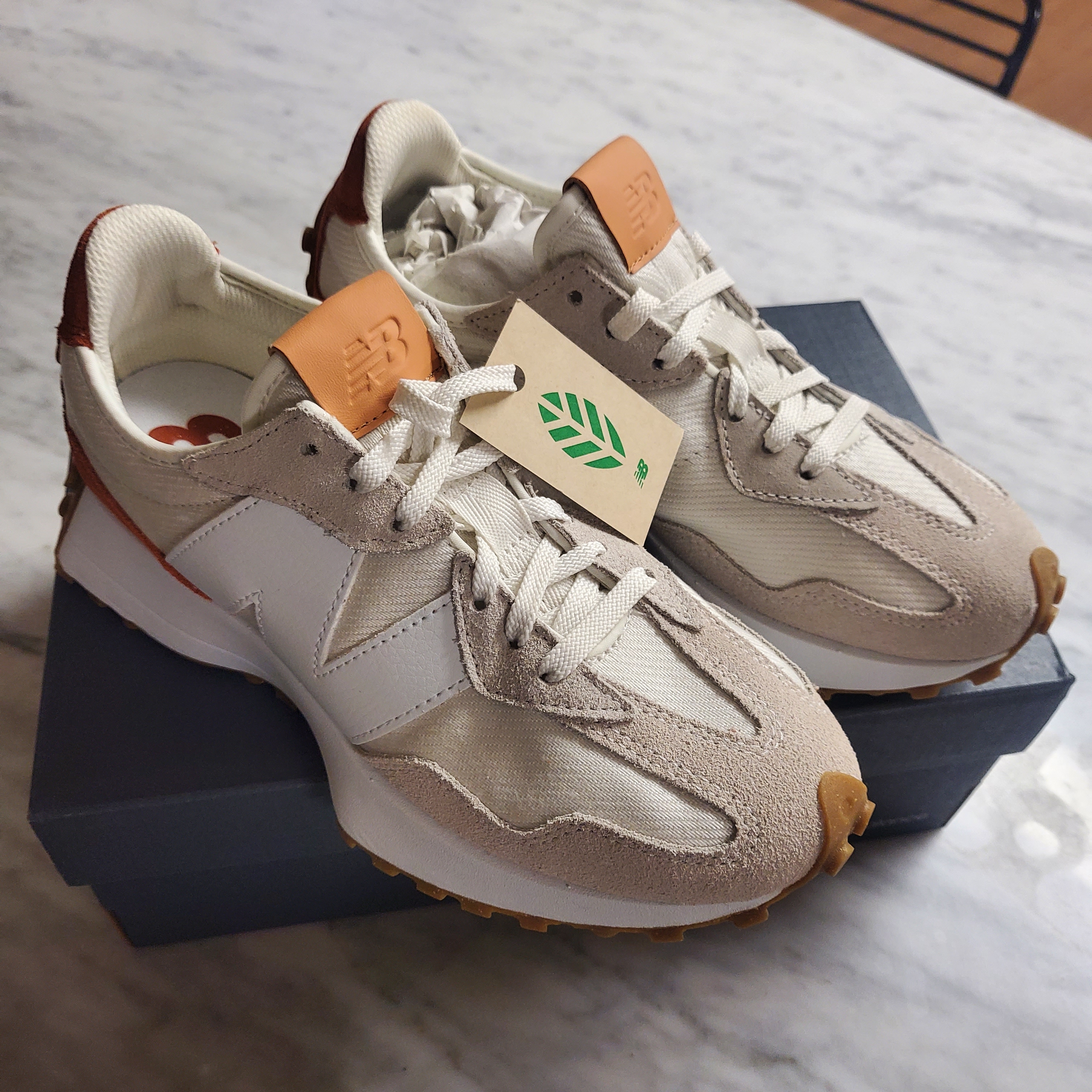 (W) New Balance 327 Beige Brown 착용 스타일 - 1