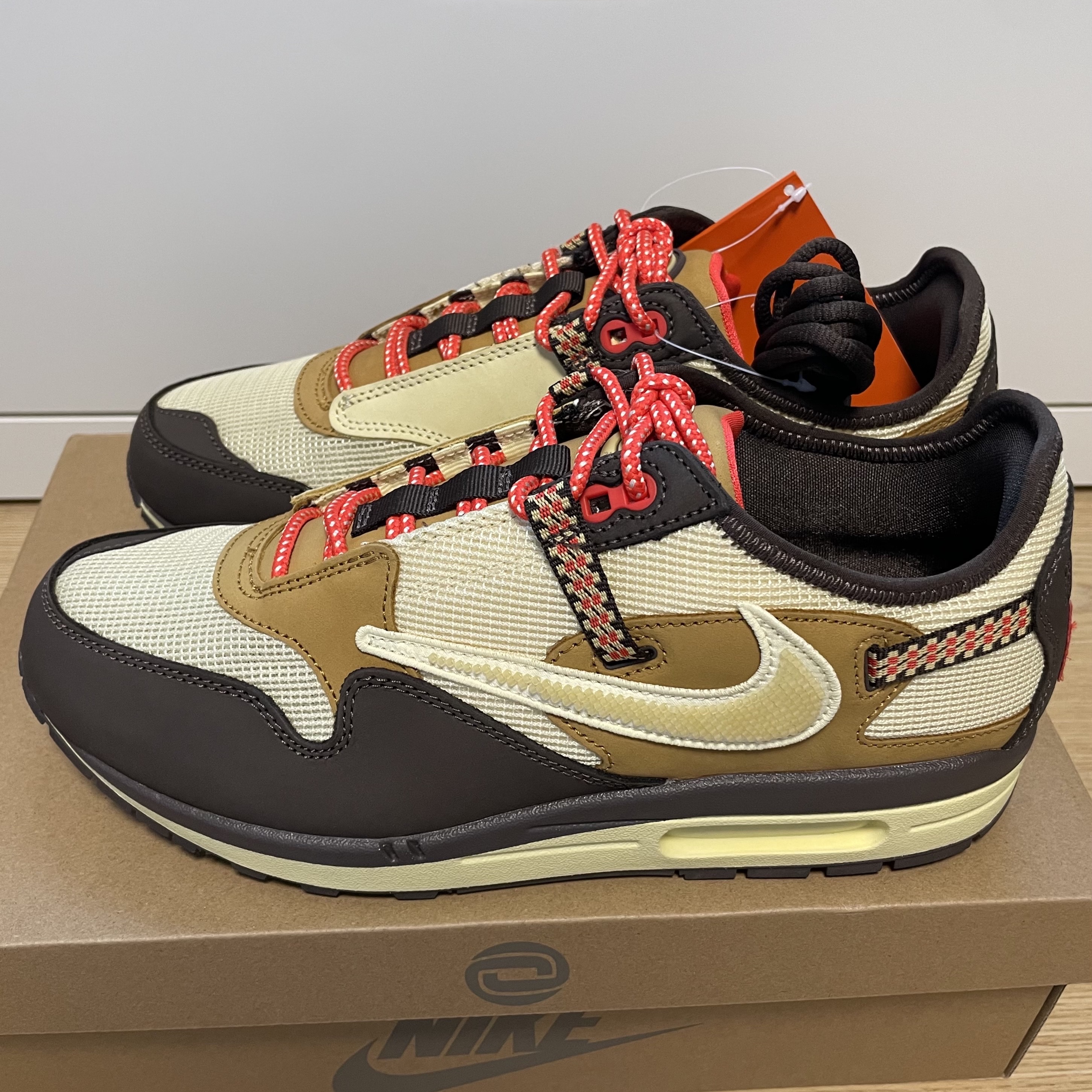 Nike x Travis Scott Air Max 1 Cact.us Brown 착용 스타일 - 1