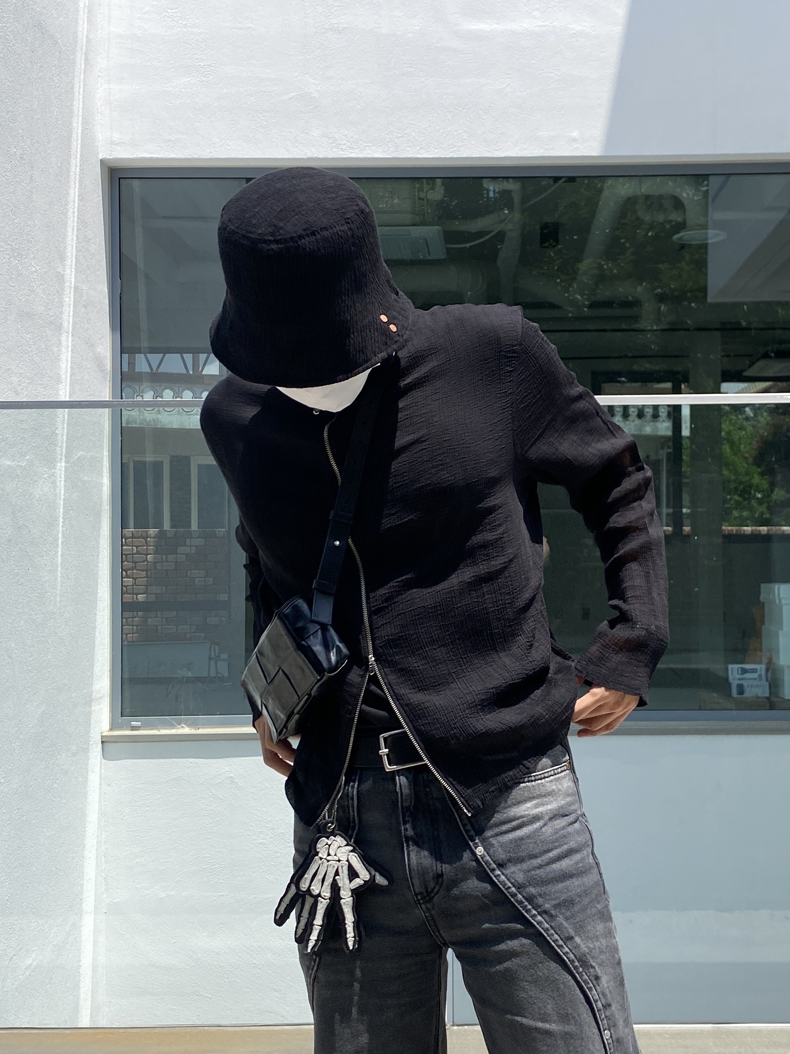 Our Legacy Skeleton Key Holder Paper, Bottega Veneta Mini Calfskin Leather Belt Cassette Black 착용 스타일 - 1