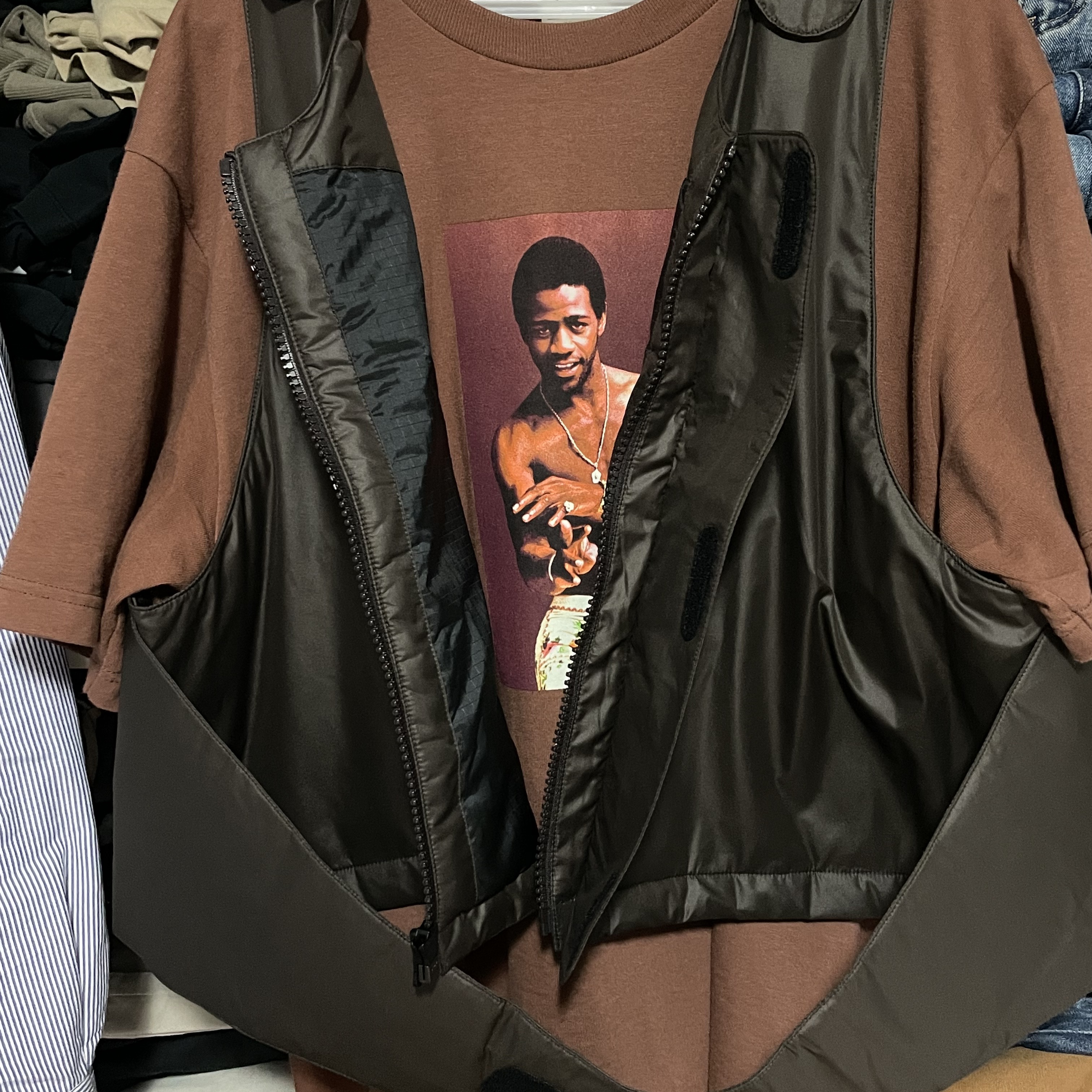 Supreme Al Green T-Shirt Brown - 22SS, Nike x Travis Scott NRG BH Vest Velvet Brown - Asia 착용 스타일 - 1