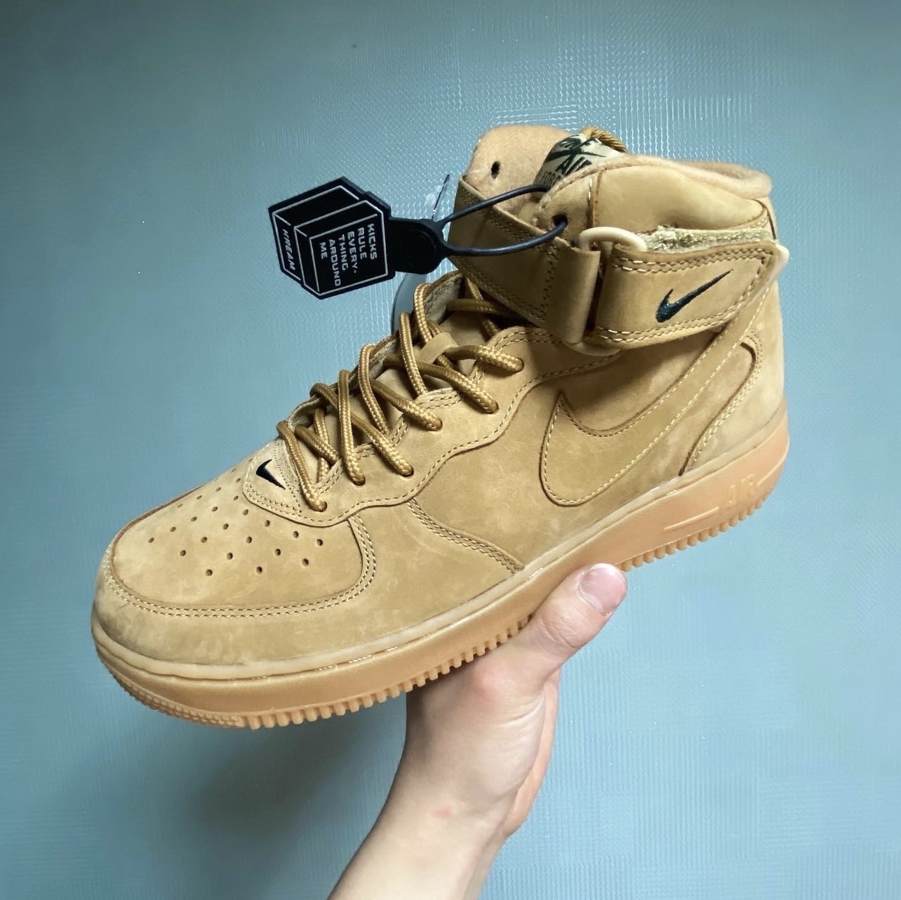 Nike Air Force 1 Mid Flax and Outdoor Green 착용 스타일 - 2