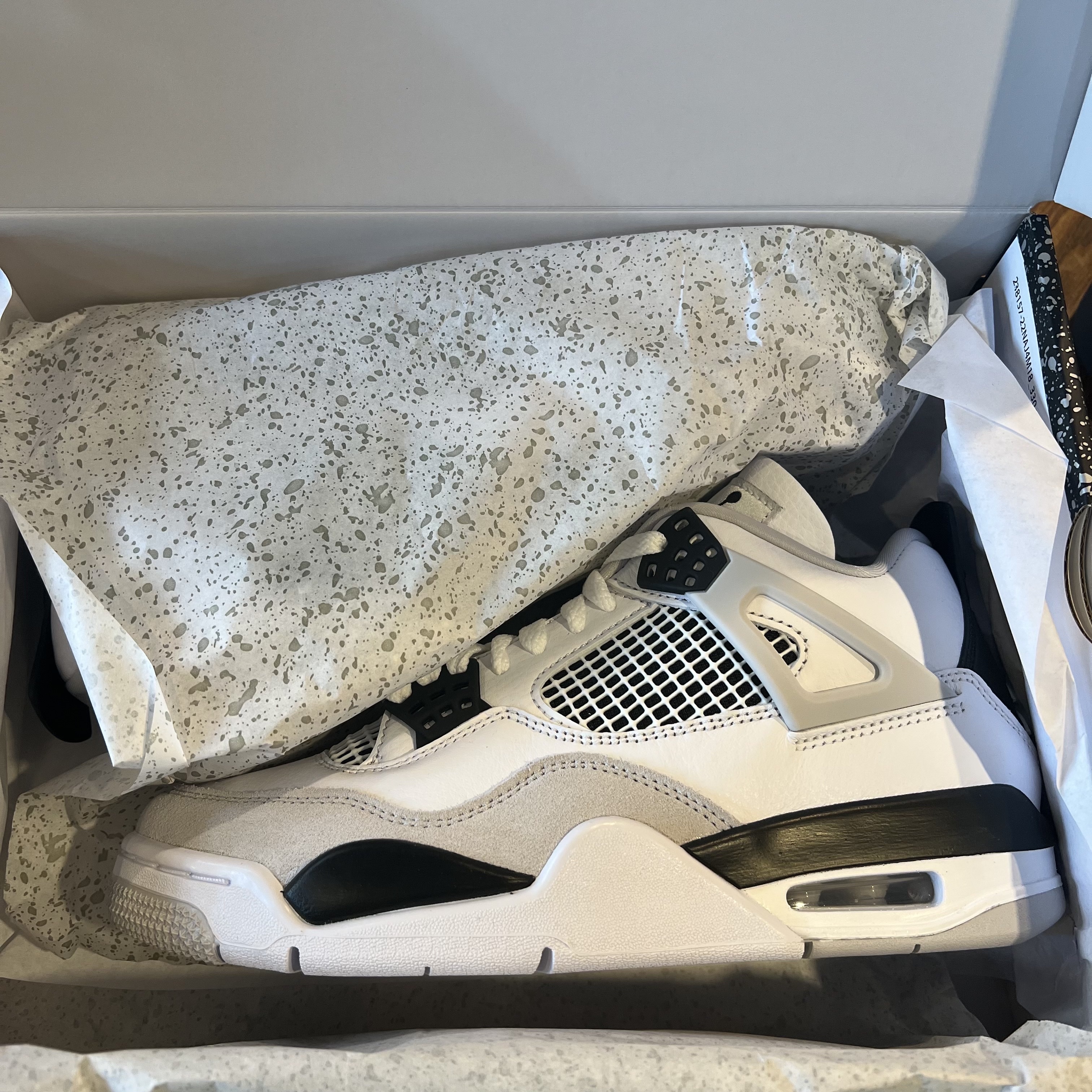Jordan 4 Retro White and Black 착용 스타일