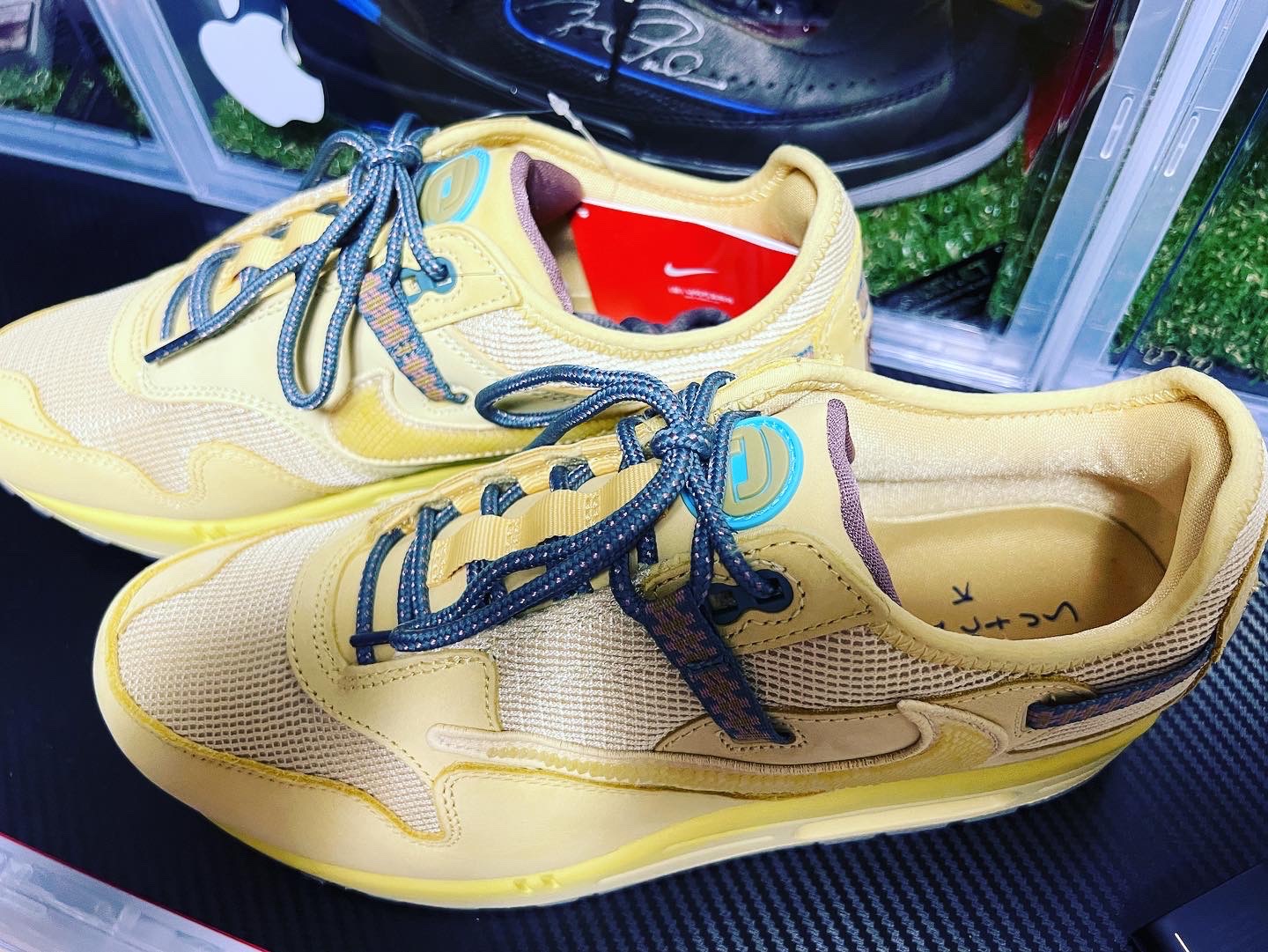 Nike x Travis Scott Air Max 1 Cact.us Gold 착용 스타일 - 4