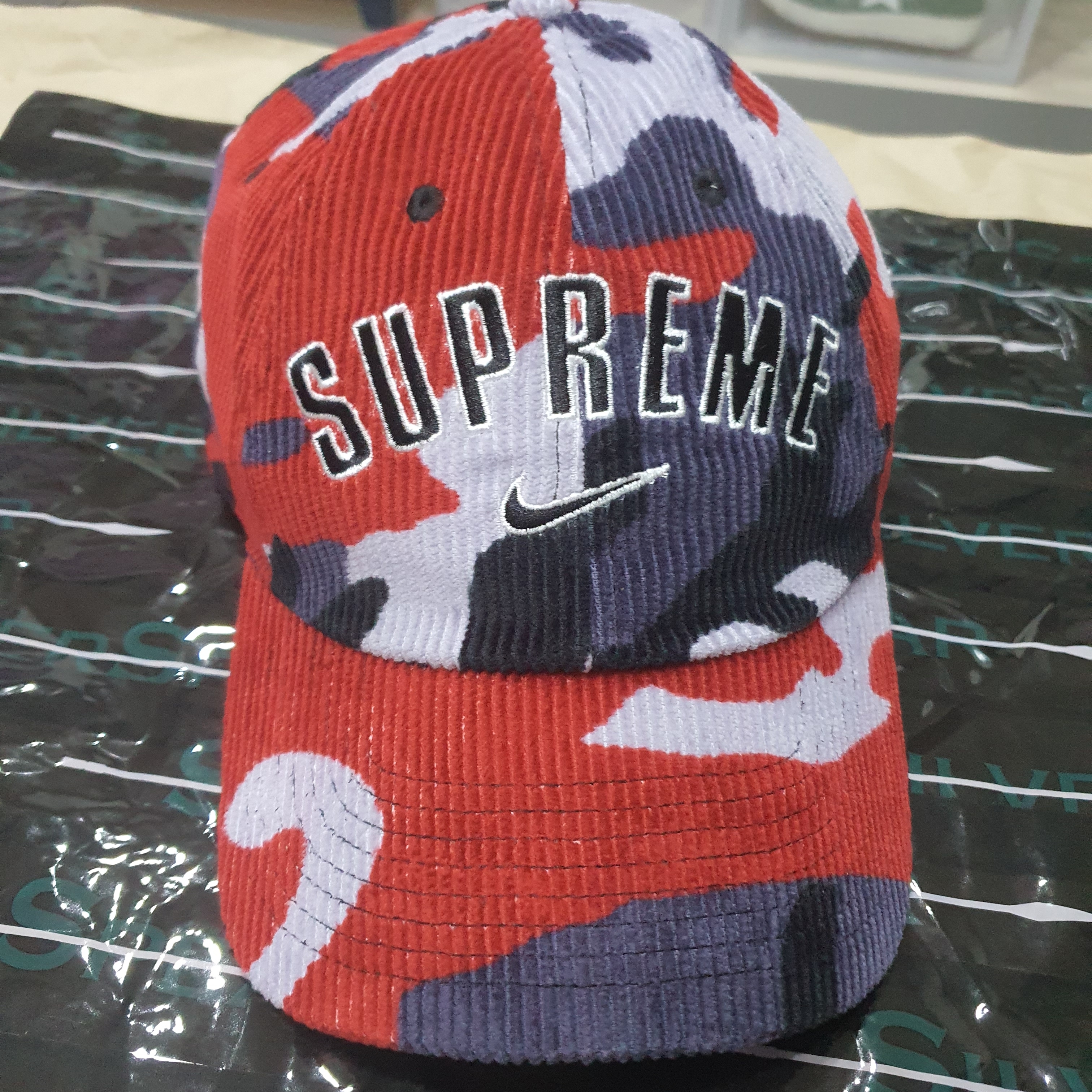 Supreme x Nike Arc Corduroy 6-Panel Red Camo - 22SS 착용 스타일 - 1
