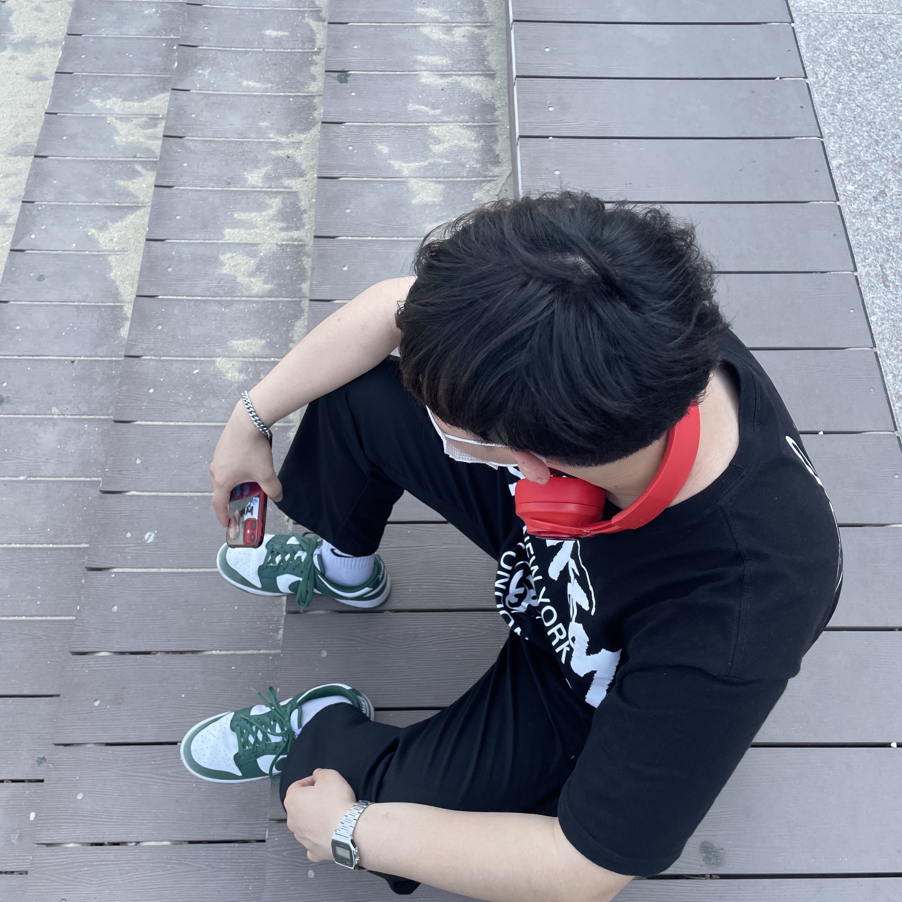 Nike Dunk Low Retro Varsity Green, Stussy World Tour T-Shirt Black 착용 스타일 - 1