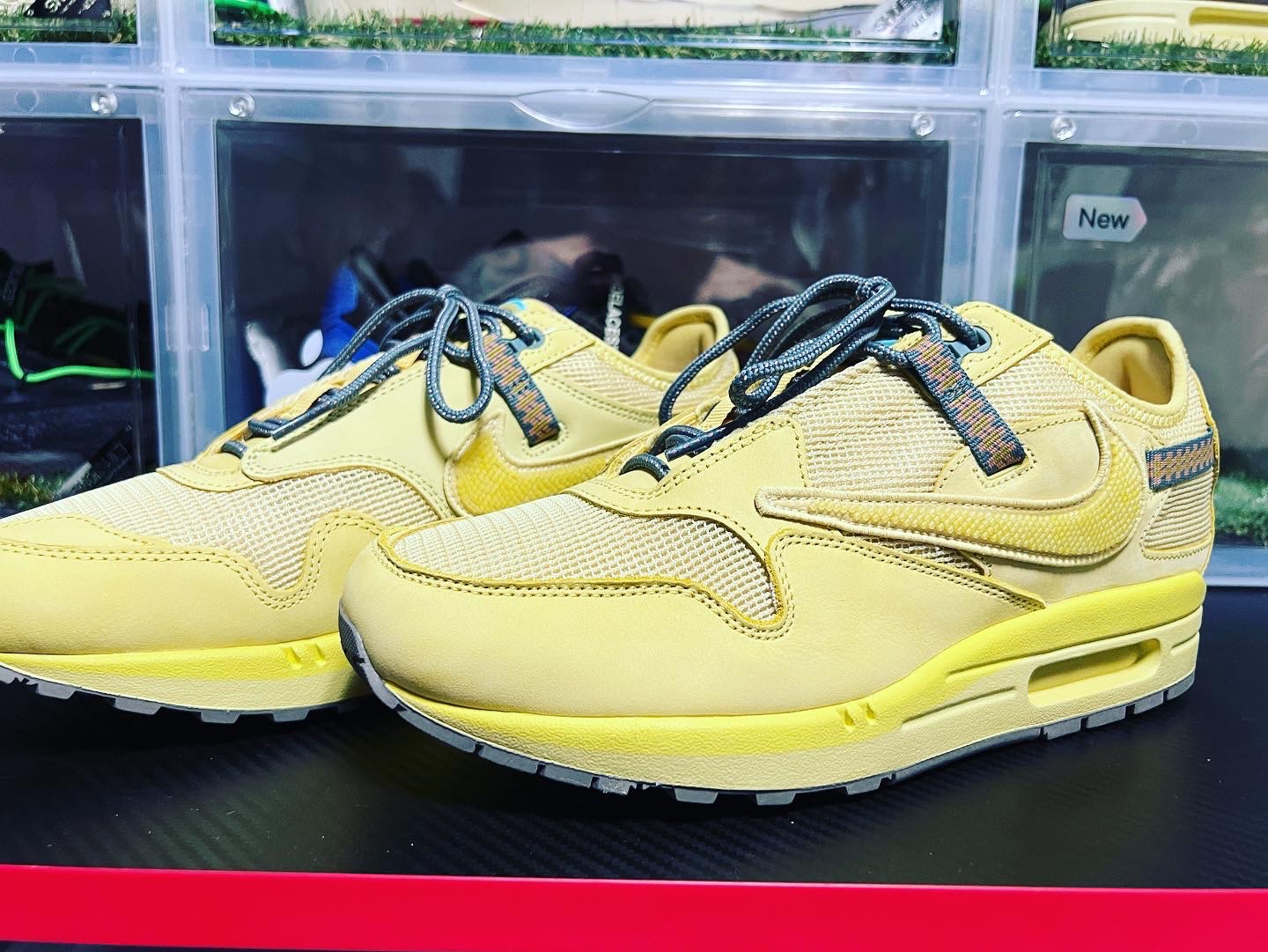 Nike x Travis Scott Air Max 1 Cact.us Gold 착용 스타일 - 2
