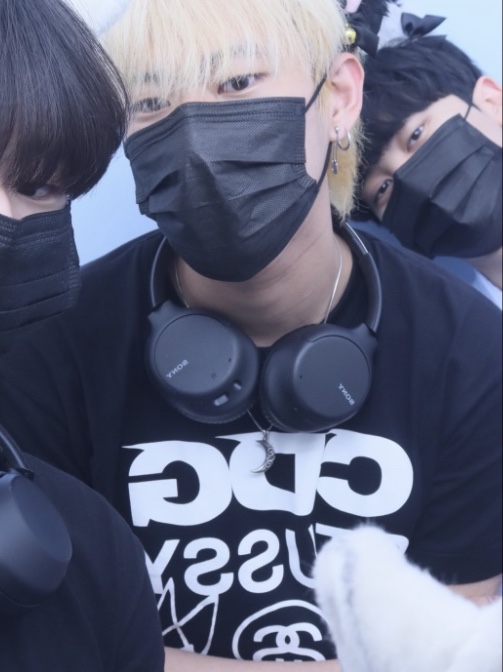 CDG x Stussy T-Shirt Black 착용 스타일 - 2