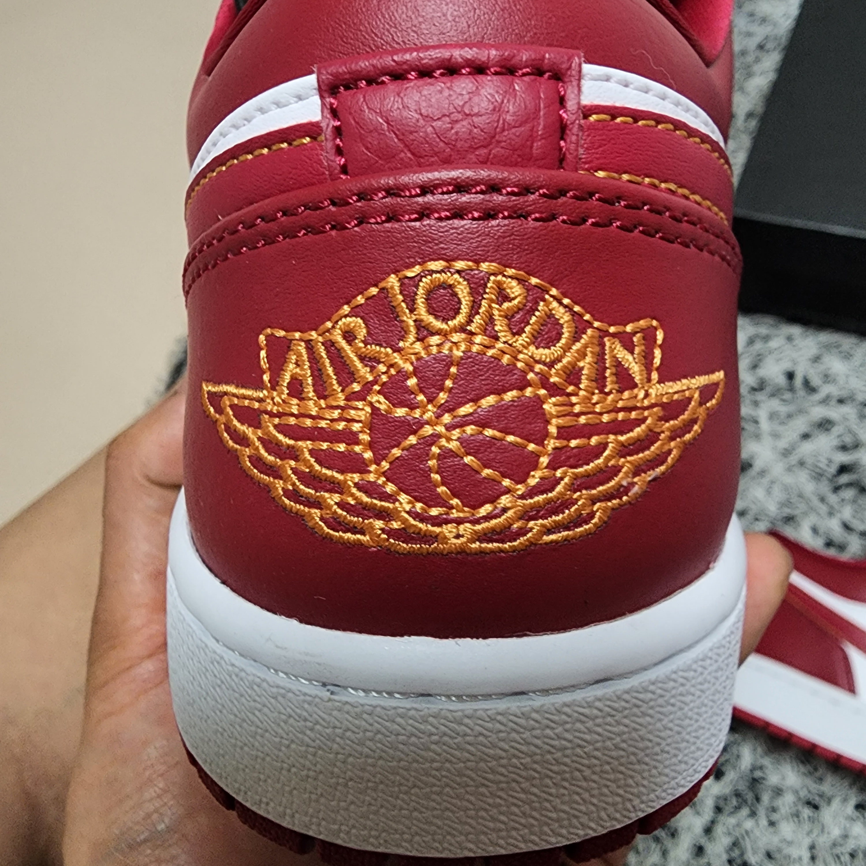 Jordan 1 Low Cardinal Red 착용 스타일 - 5