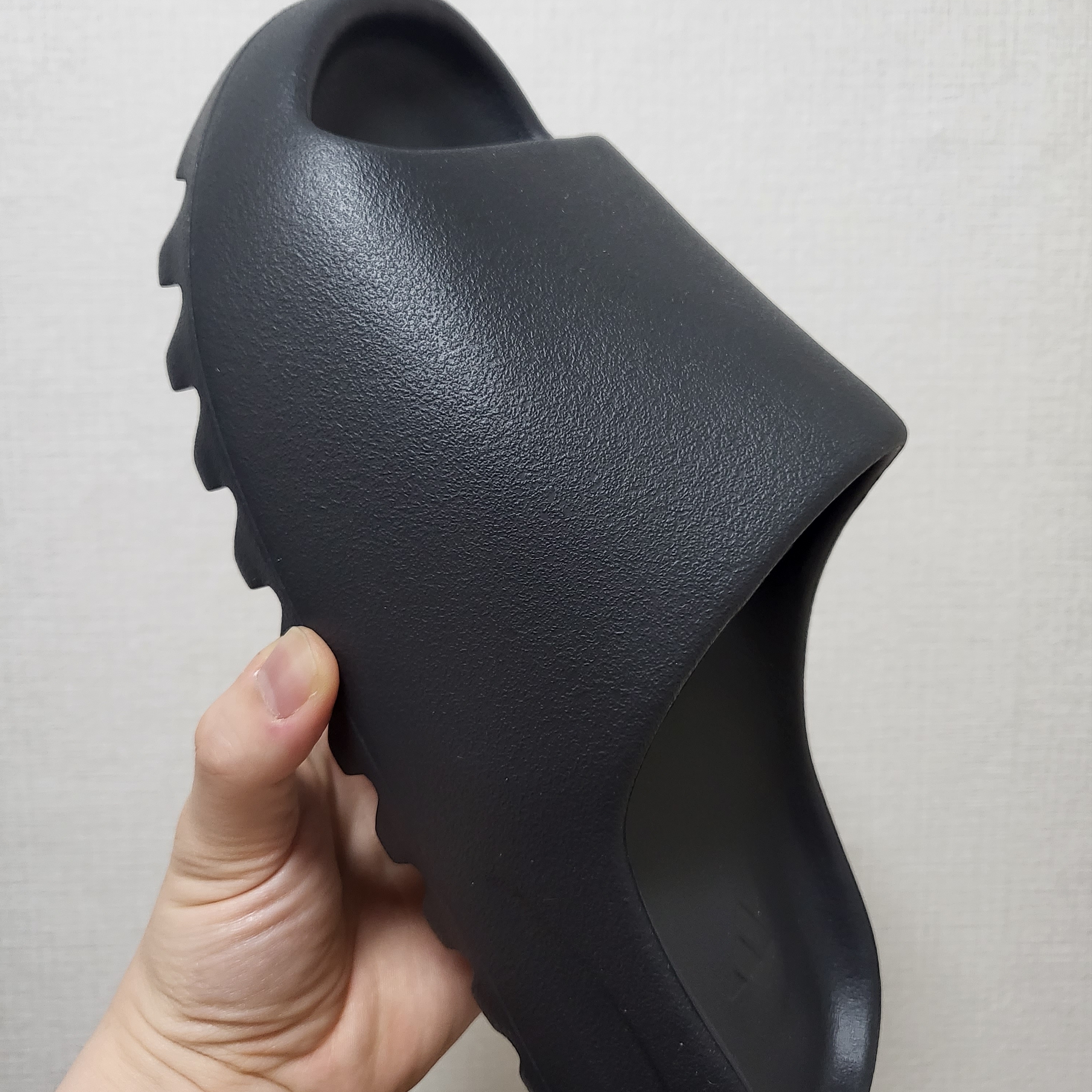 Adidas Yeezy Slide Onyx 착용 스타일