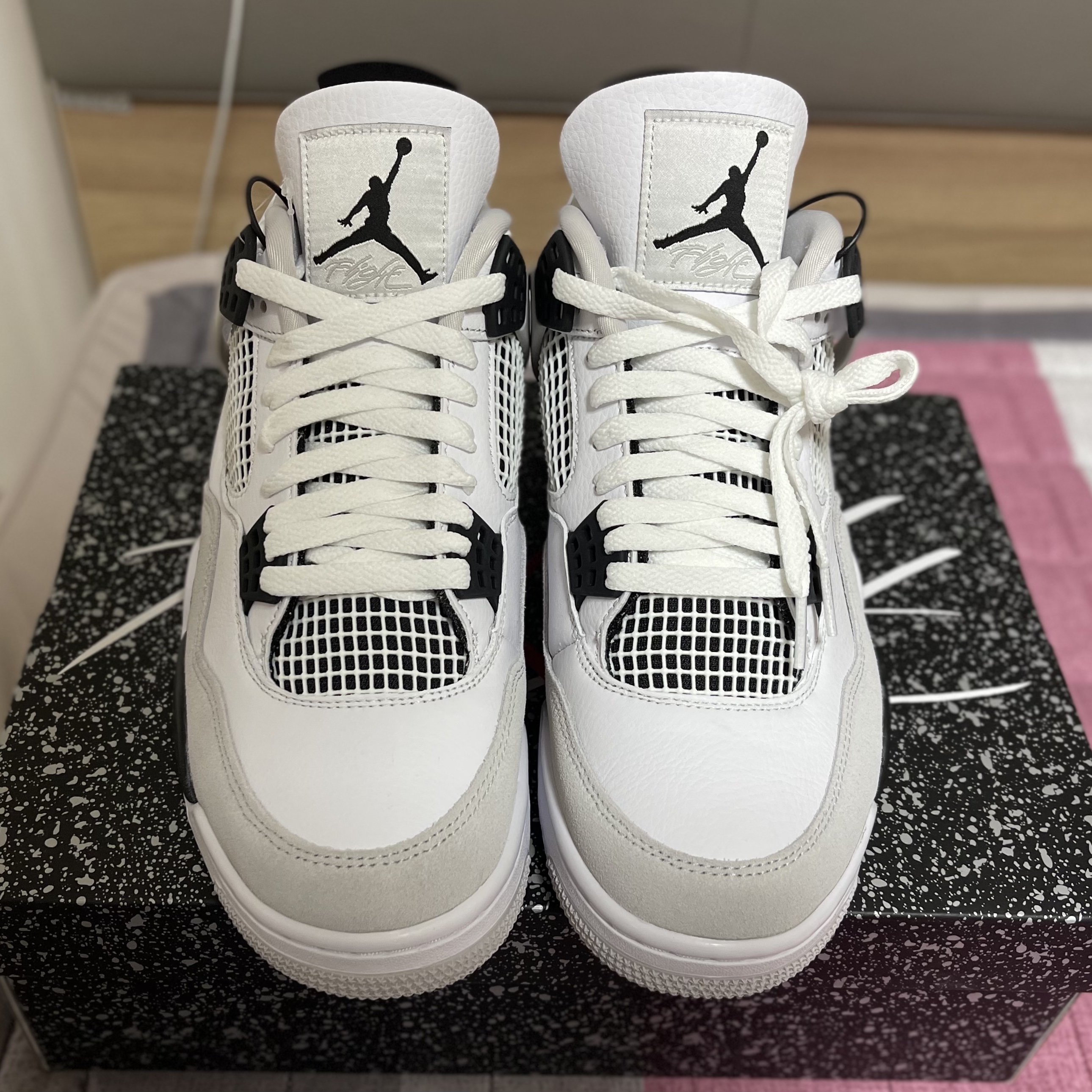 Jordan 4 Retro White and Black 착용 스타일 - 4