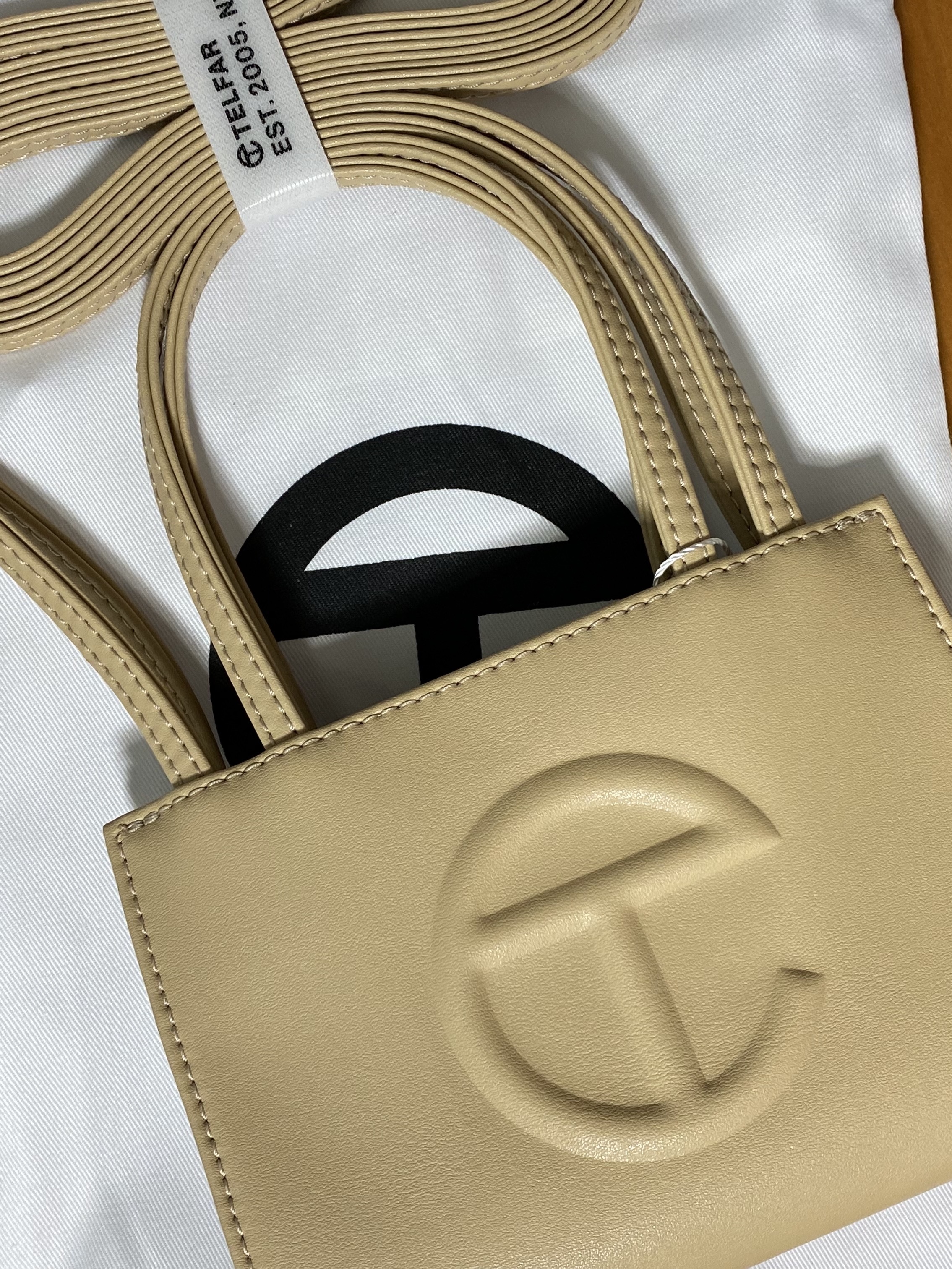Telfar Small Shopping Bag Cream 착용 스타일