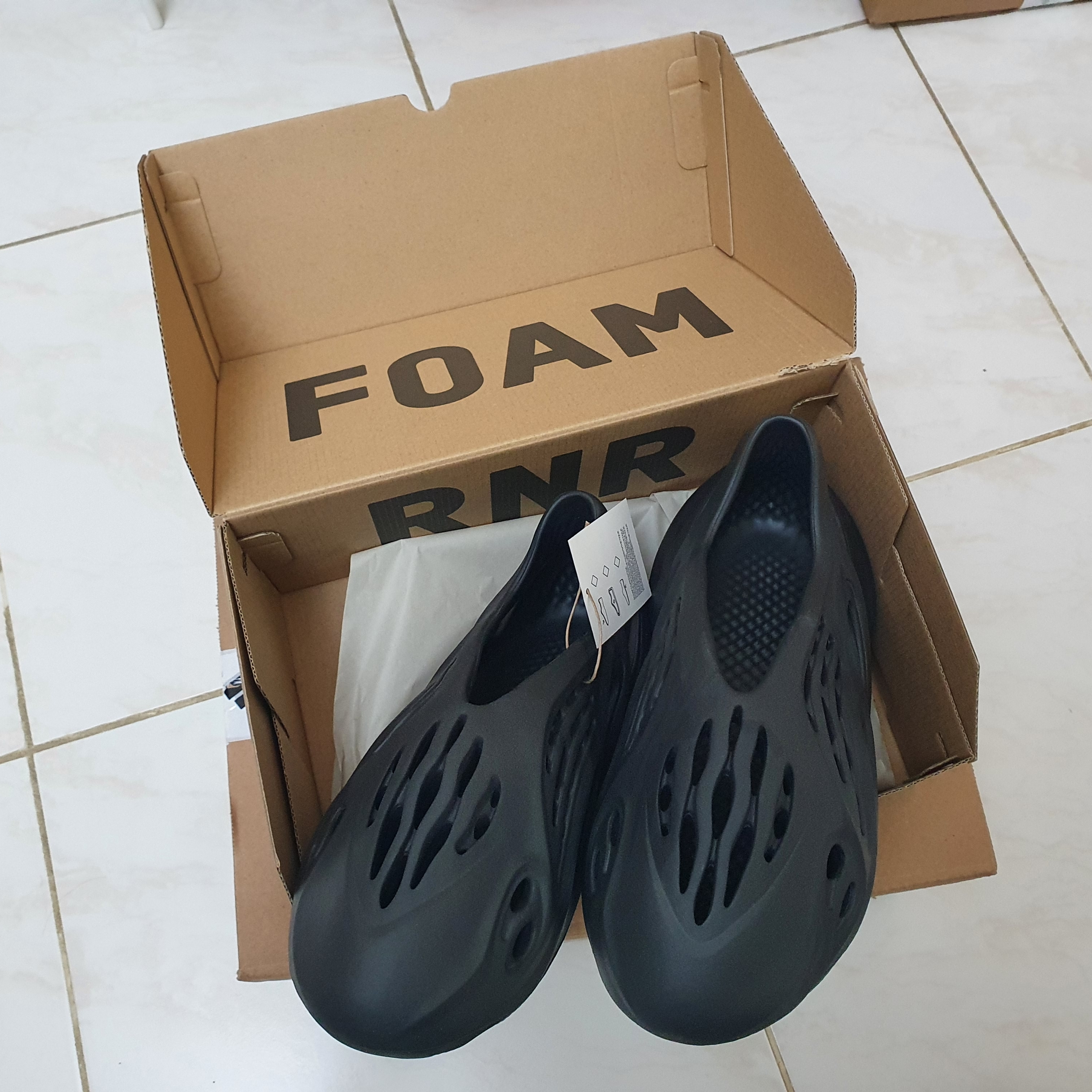 Adidas Yeezy Foam RNNR Onyx, Adidas Yeezy Slide Onyx 착용 스타일 - 2