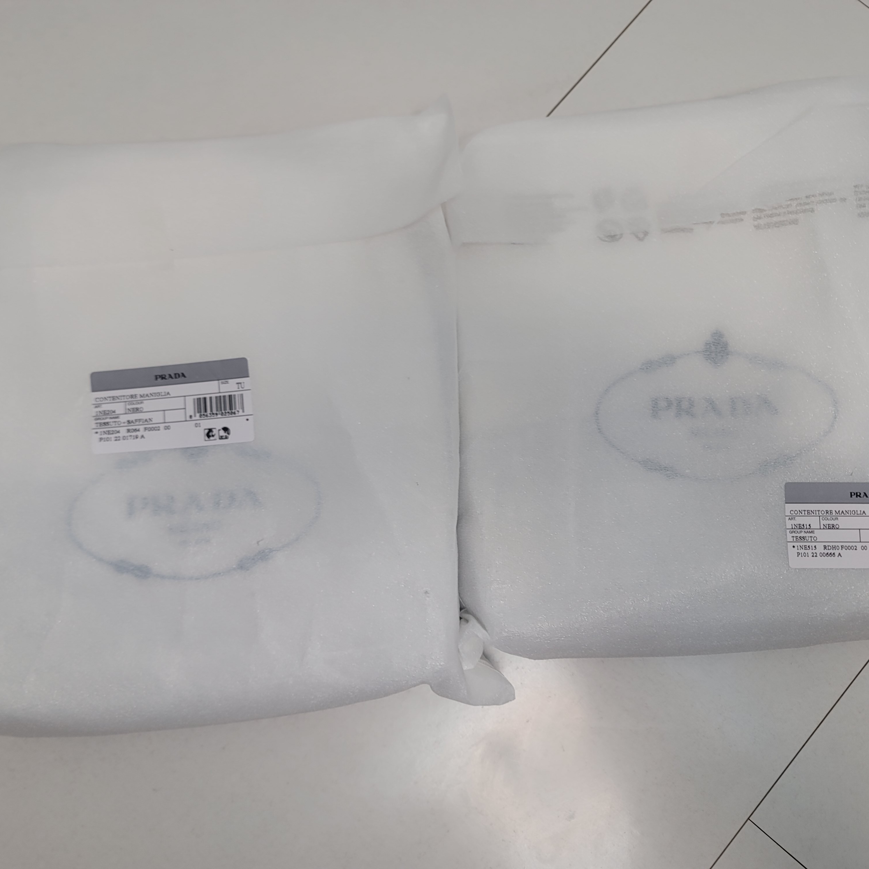 Prada Re-Edition 2000 Re-Nylon Mini Shoulder Bag Black, Prada Re-Edition 2005 Re-Nylon Mini Hobo Bag Black 착용 스타일 - 2