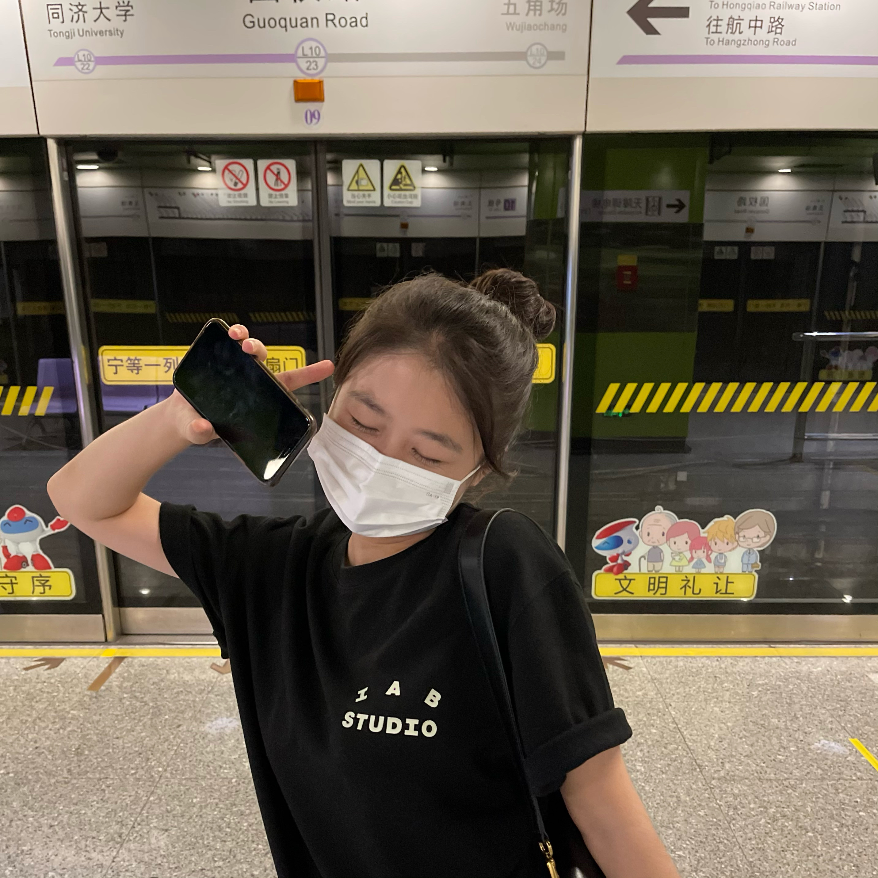 IAB Studio Black Glow T-Shirt 착용 스타일 - 2