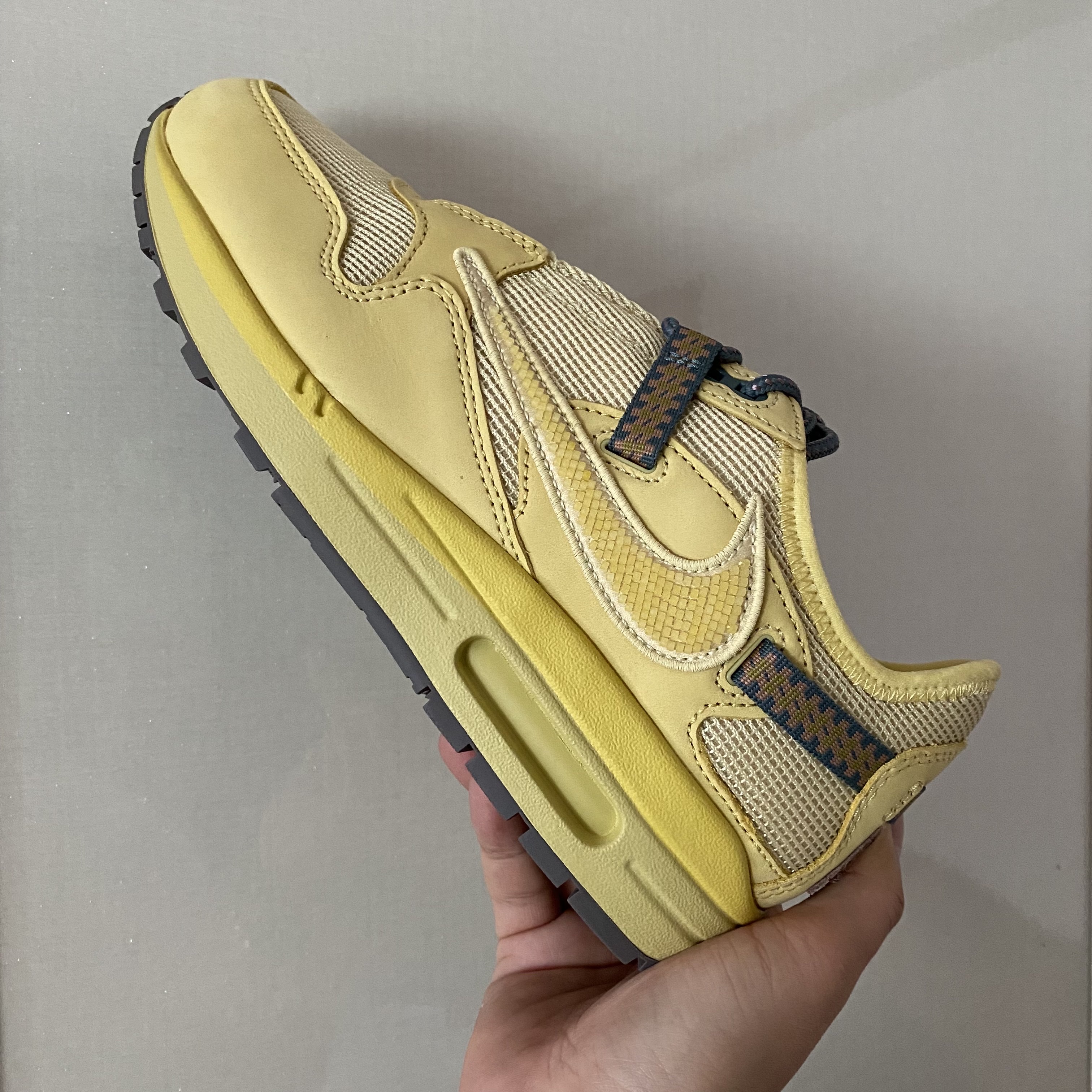Nike x Travis Scott Air Max 1 Cact.us Gold 착용 스타일