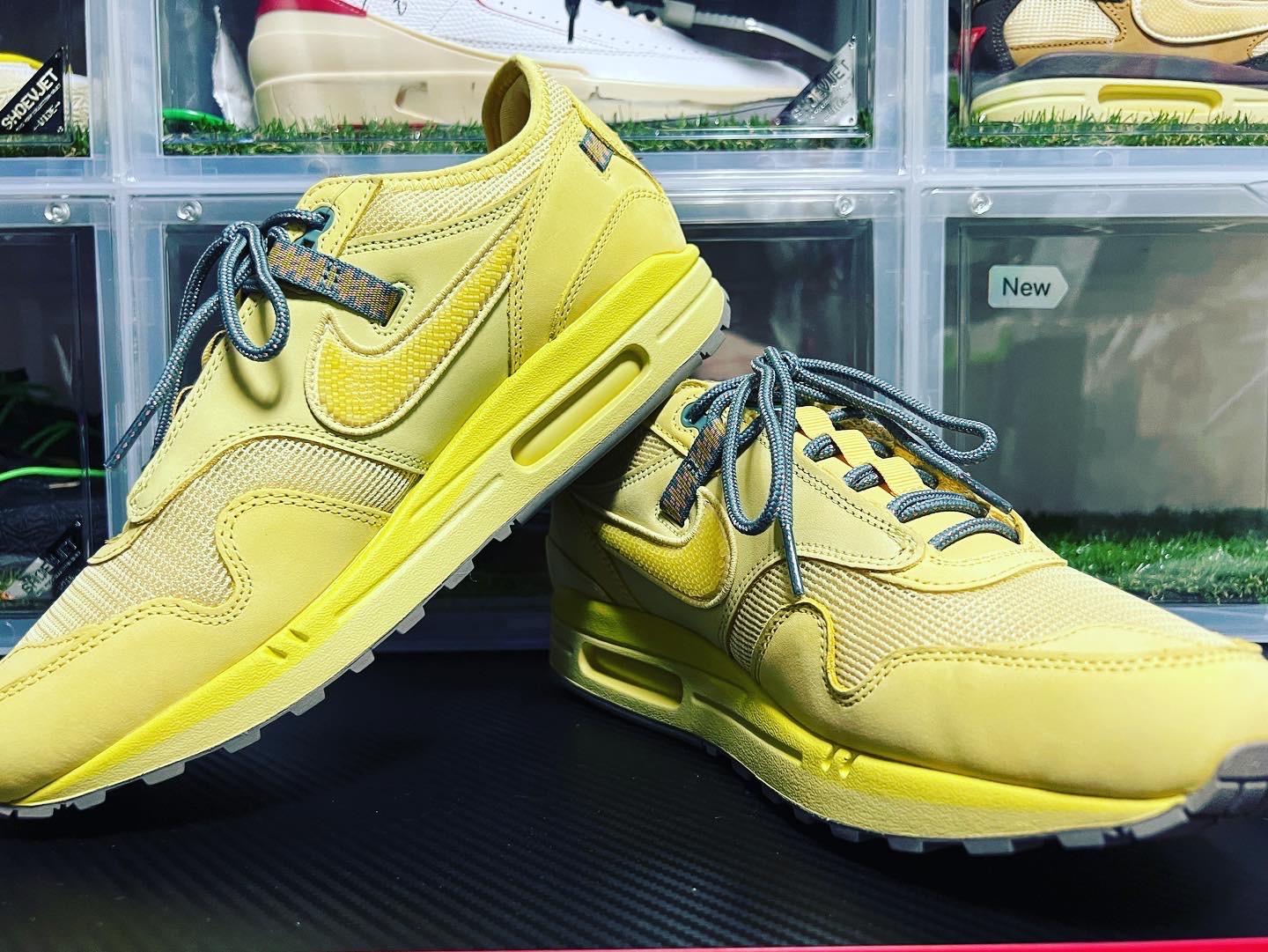 Nike x Travis Scott Air Max 1 Cact.us Gold 착용 스타일 - 3