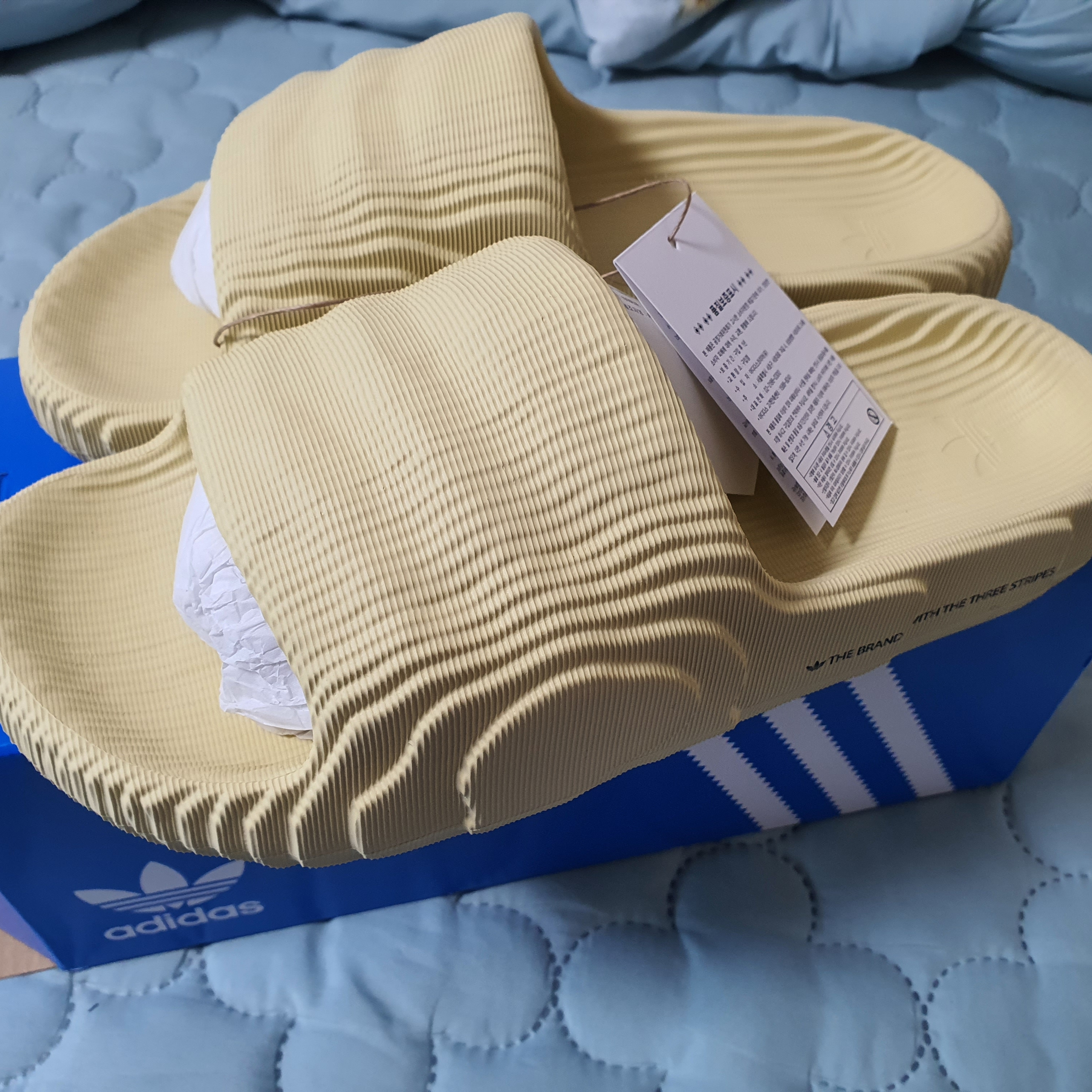 Adidas Adilette 22 Desert Sand 착용 스타일
