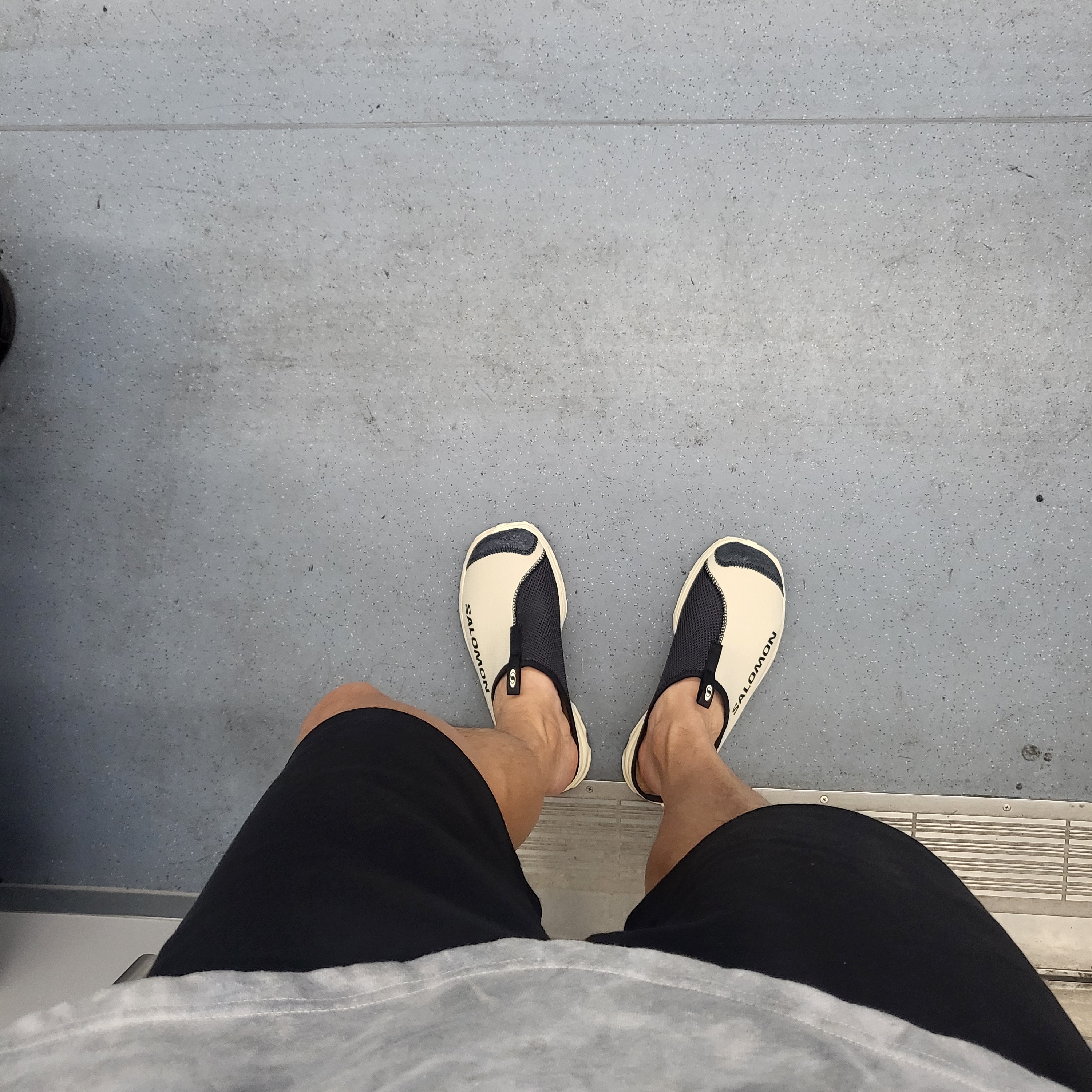 Salomon RX Slide 3.0 Bleached Sand 착용 스타일