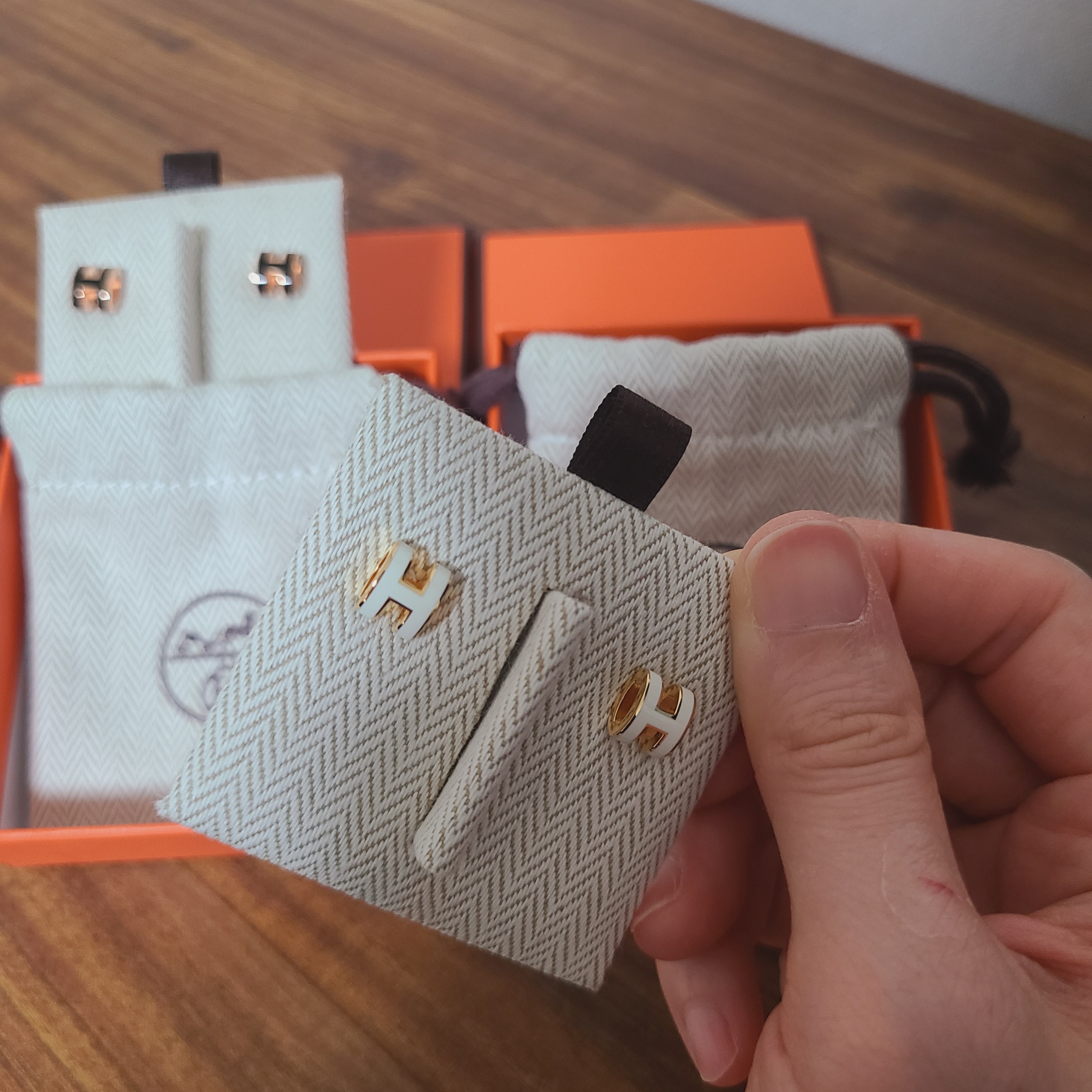 (W) Hermes Mini Pop H Earrings Gold & Blanc 착용 스타일