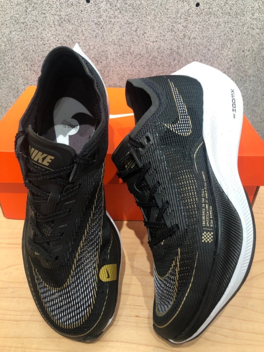 Nike ZoomX Vaporfly Next% 2 Black Gold 착용 스타일 - 2