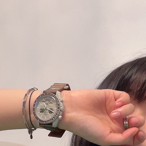 Swatch x Omega Bioceramic MoonSwatch Mission To Saturn 착용 스타일 - 1
