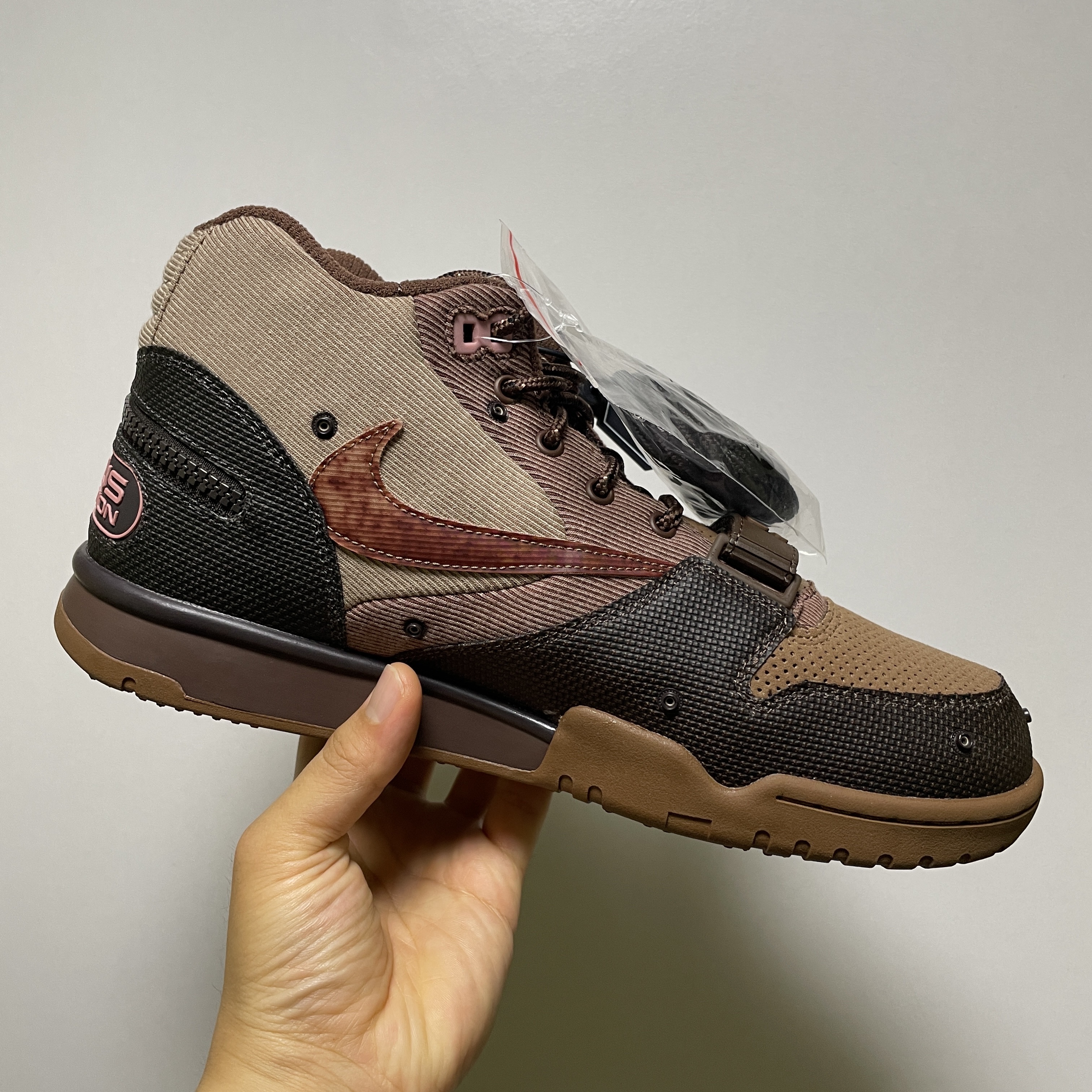 Nike x Travis Scott Air Trainer 1 Archaeo Brown and Rust Pink 착용 스타일 - 1