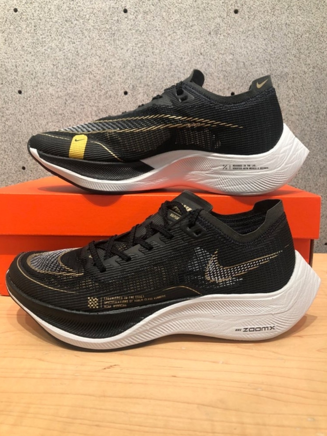 Nike ZoomX Vaporfly Next% 2 Black Gold 착용 스타일 - 1