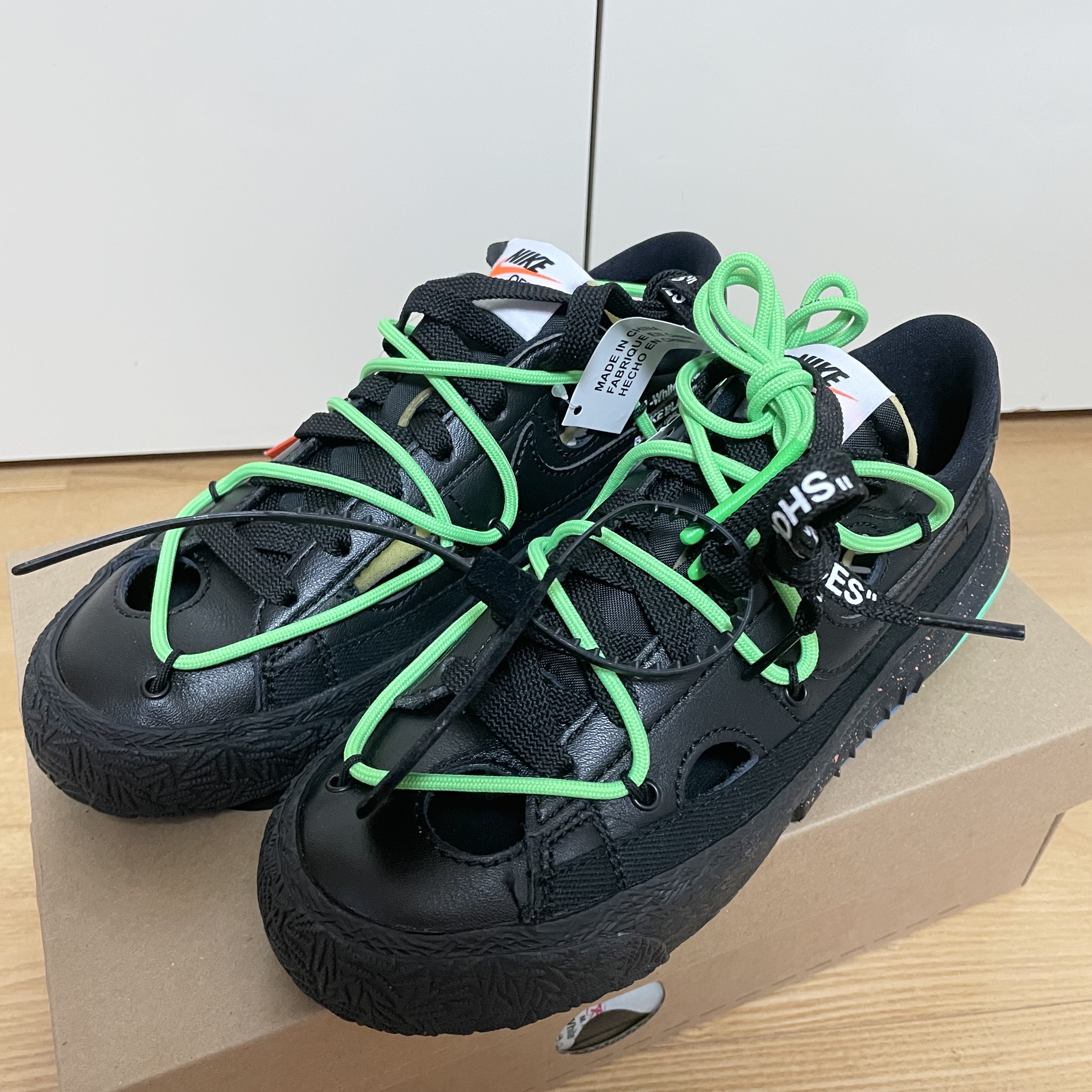 Nike x Off-White Blazer Low '77 Black and Electro Green 착용 스타일 - 2