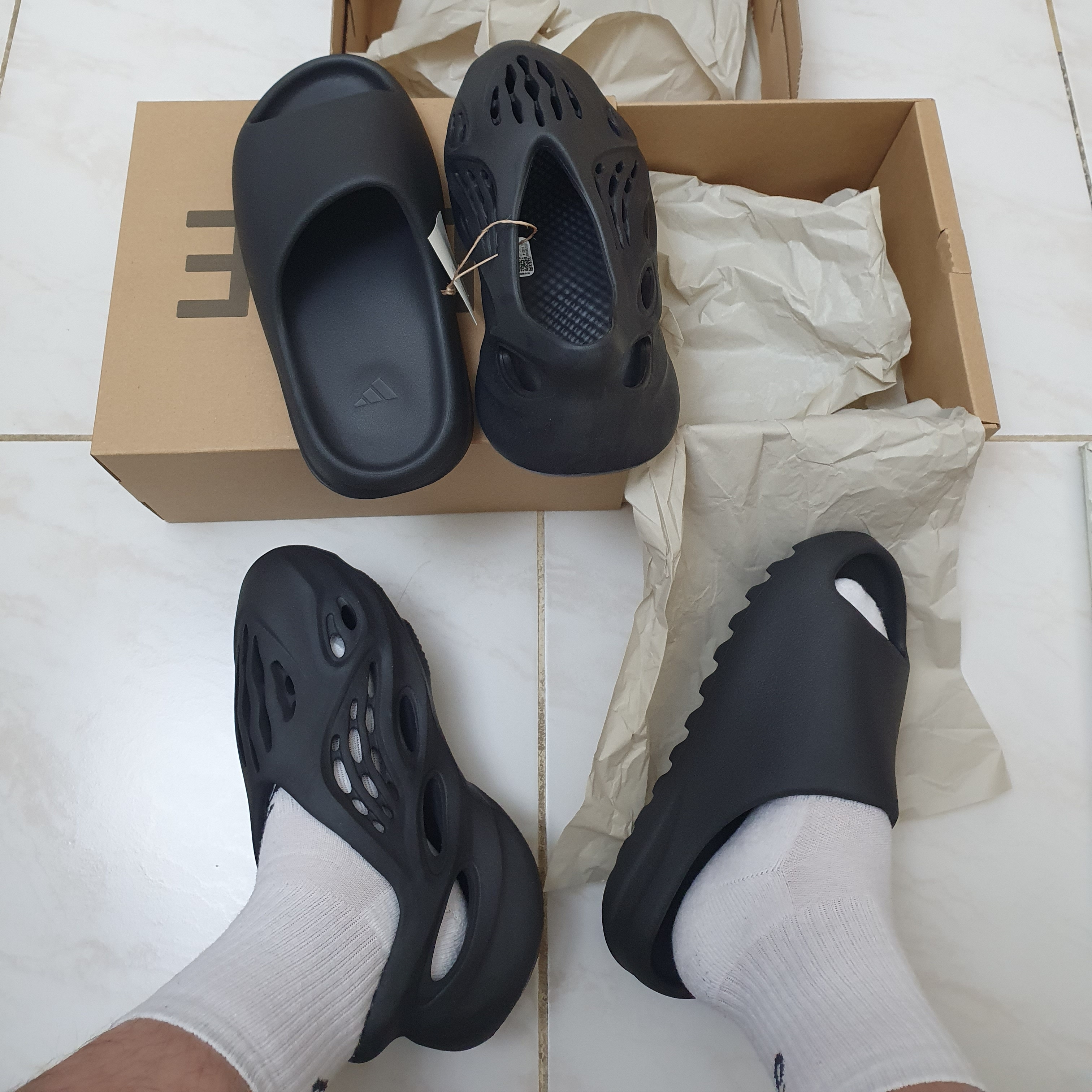 Adidas Yeezy Foam RNNR Onyx, Adidas Yeezy Slide Onyx 착용 스타일 - 4