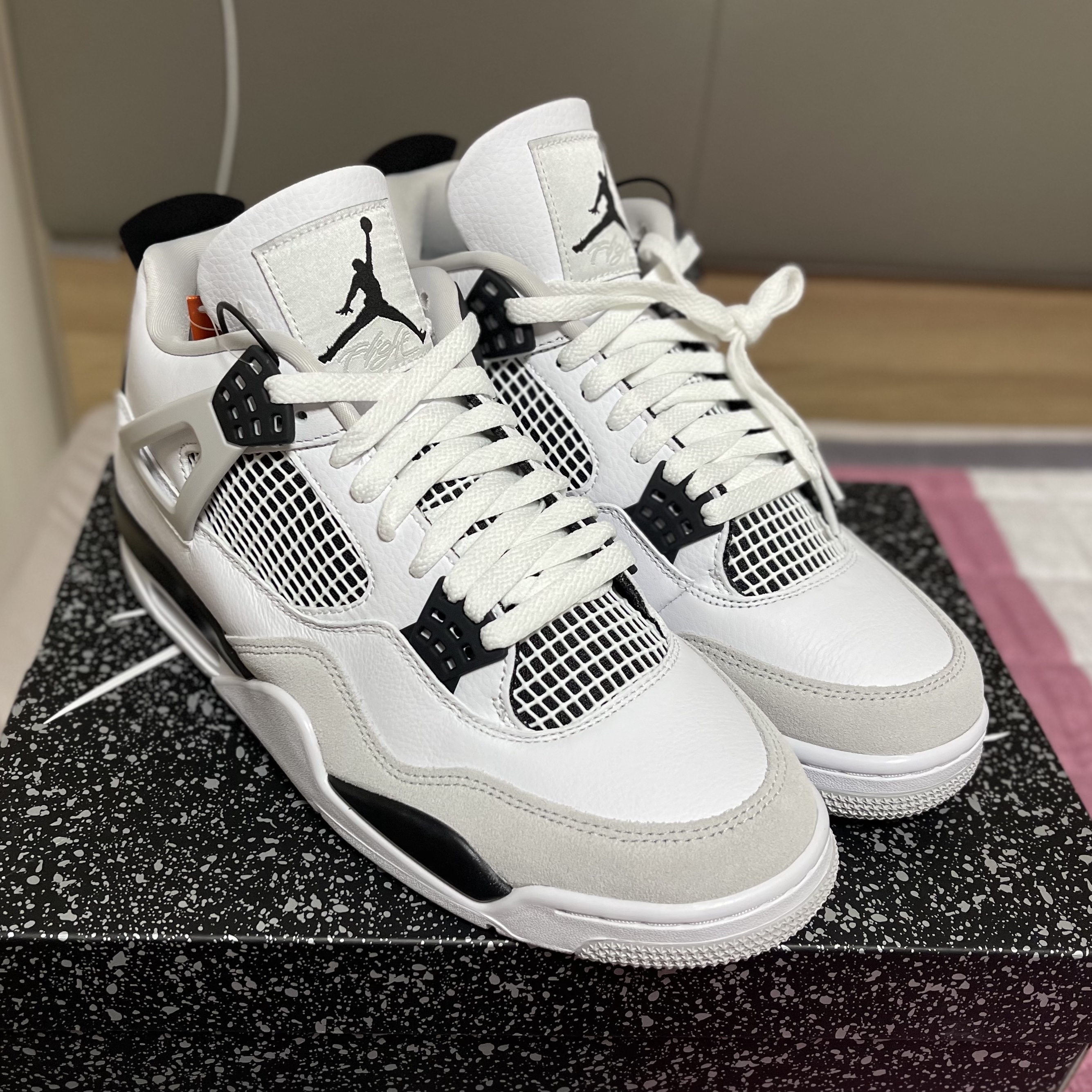 Jordan 4 Retro White and Black 착용 스타일 - 2