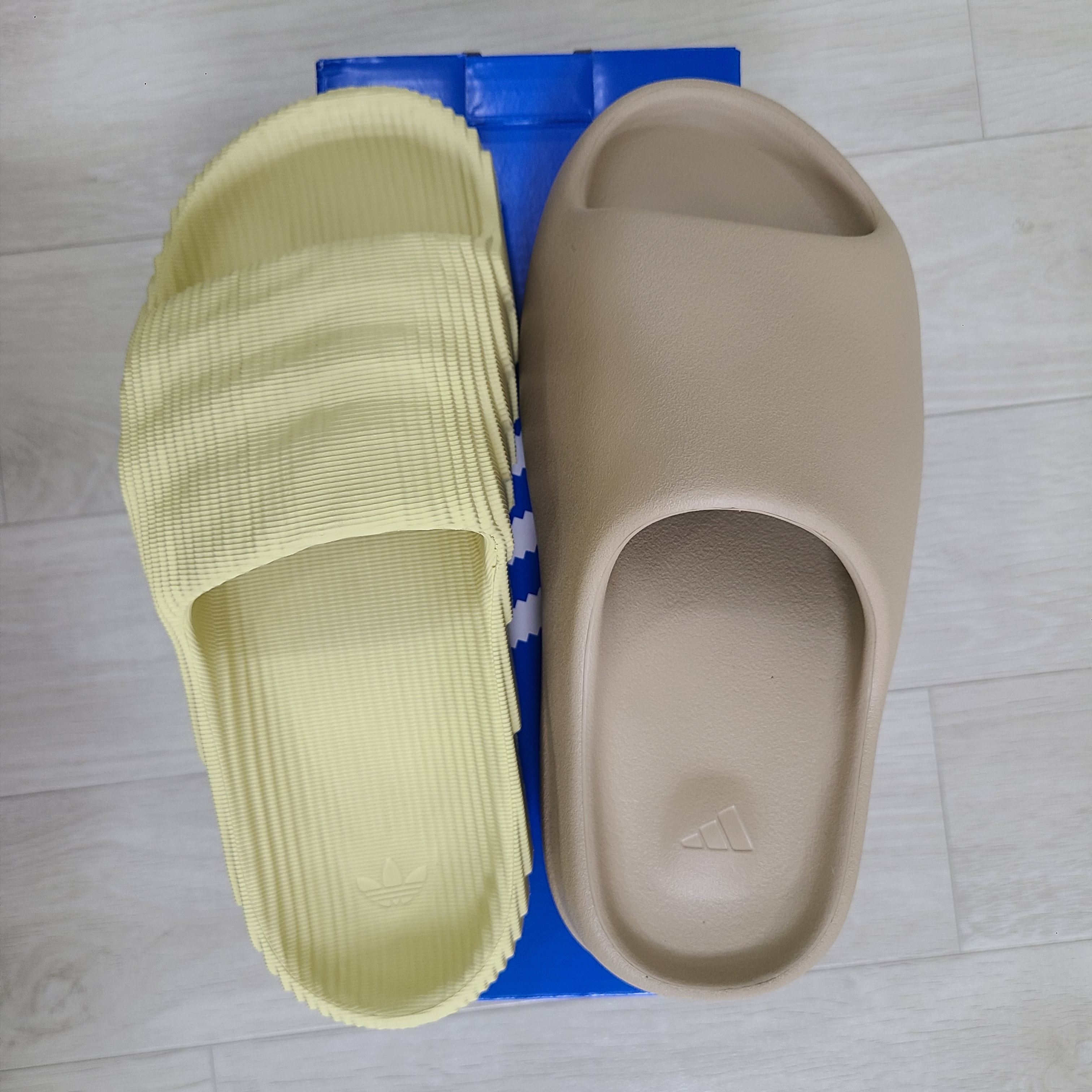 Adidas Yeezy Slide Pure - Re-Release Ver., Adidas Adilette 22 Desert Sand 착용 스타일 - 3