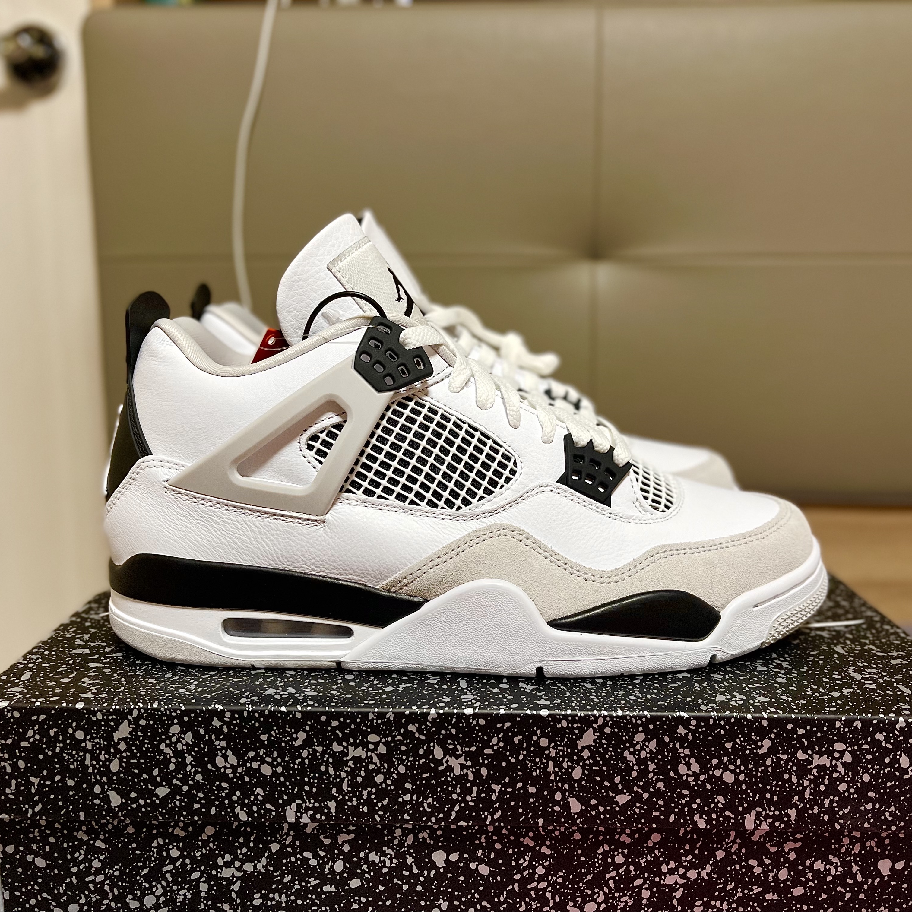 Jordan 4 Retro White and Black 착용 스타일 - 3