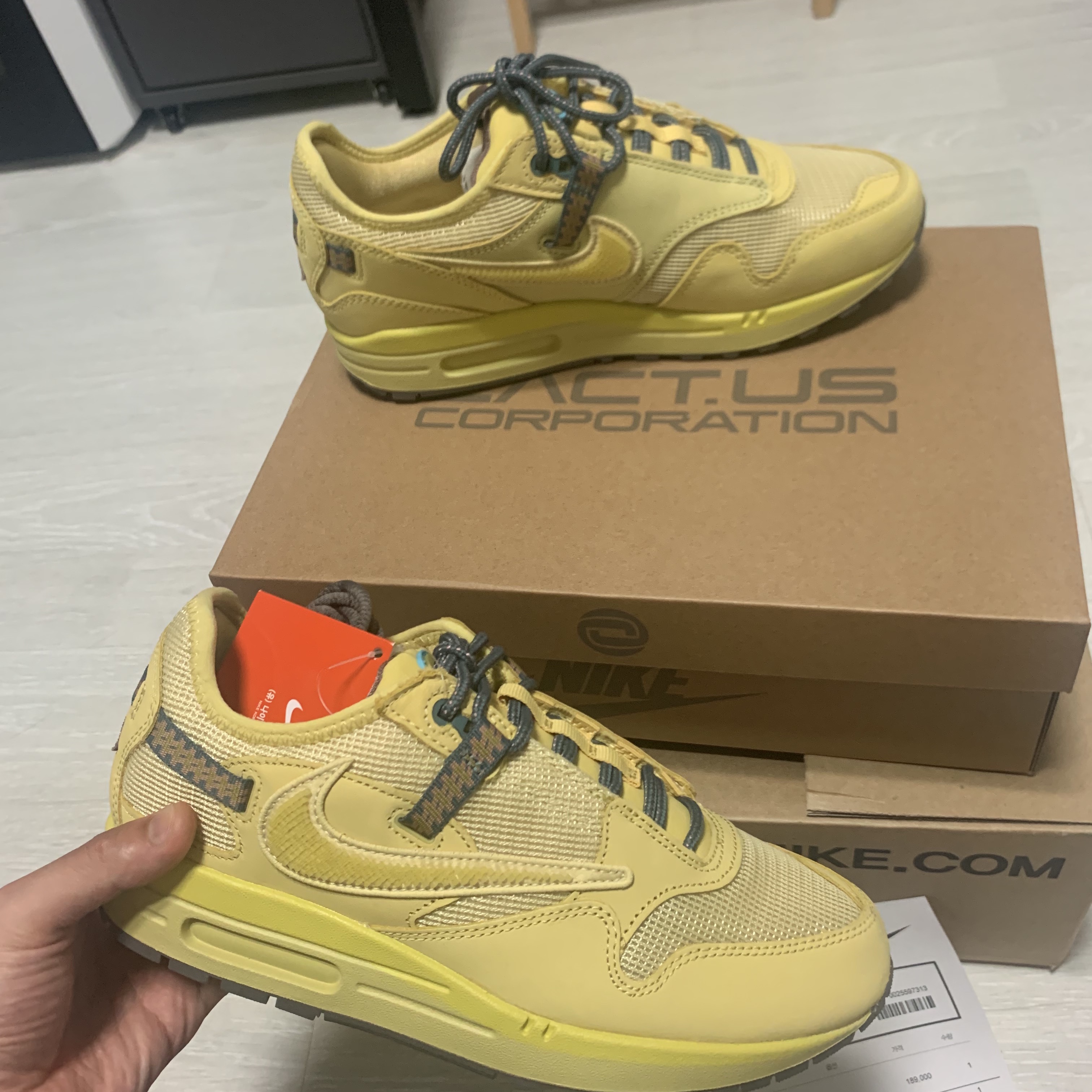 Nike x Travis Scott Air Max 1 Cact.us Gold 착용 스타일