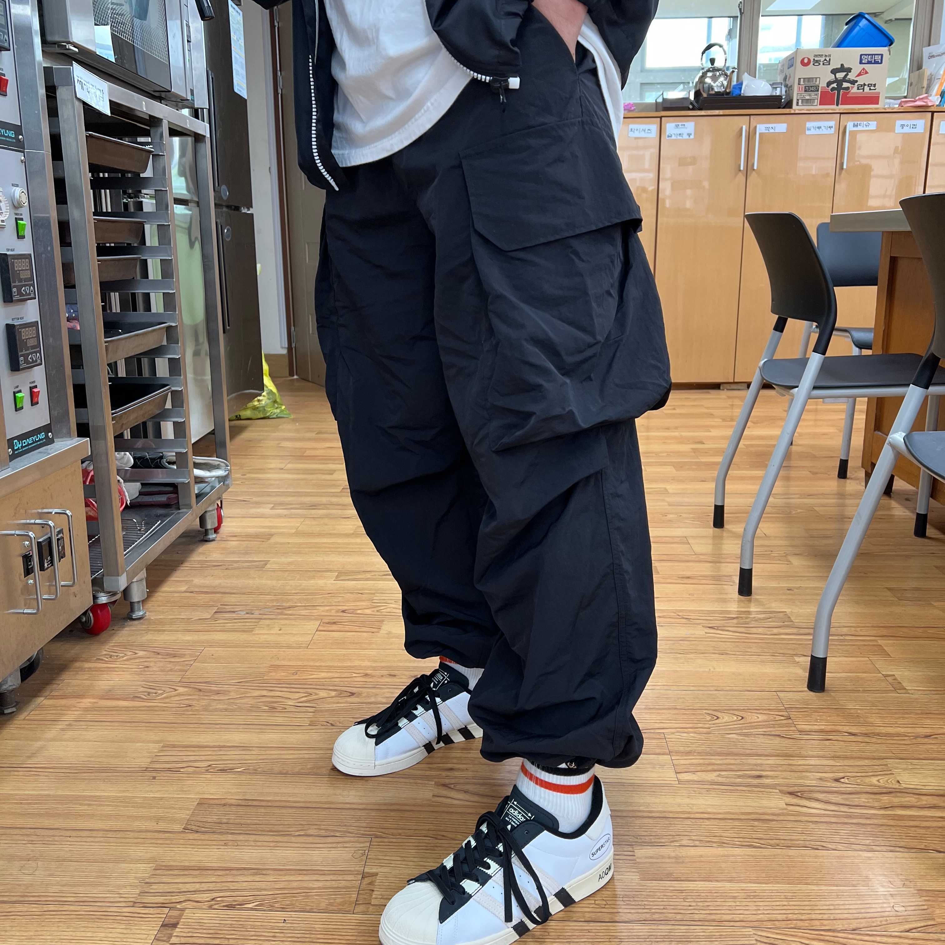 Adidas Superstar Extended Stripes, Adidas Superstar Premium Black White 착용 스타일 - 1