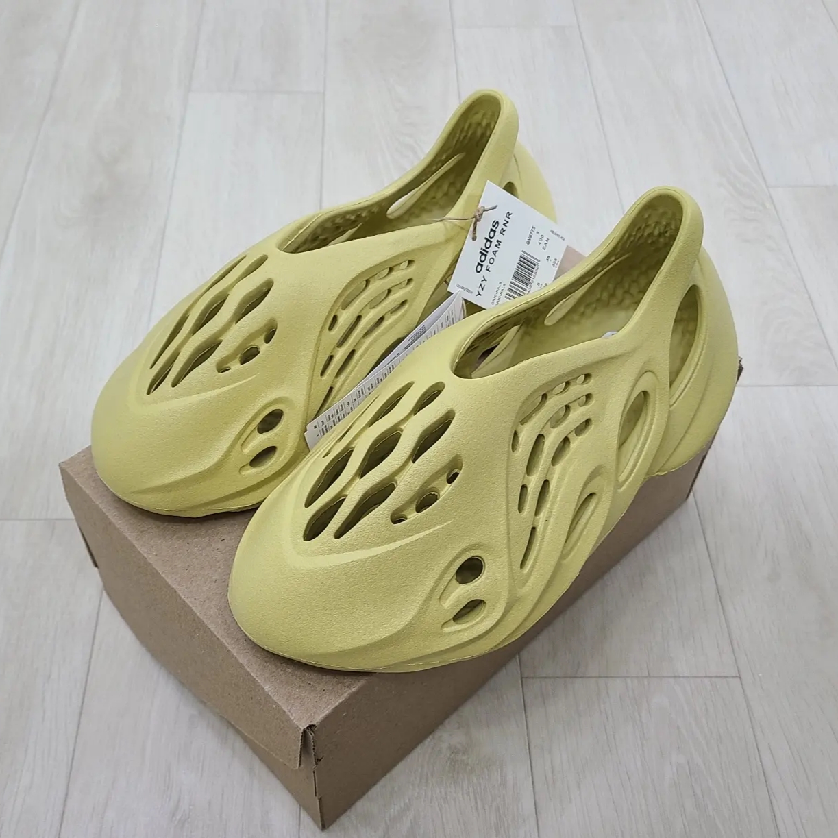 Adidas Yeezy Foam RNNR Sulfur 착용 스타일 - 2