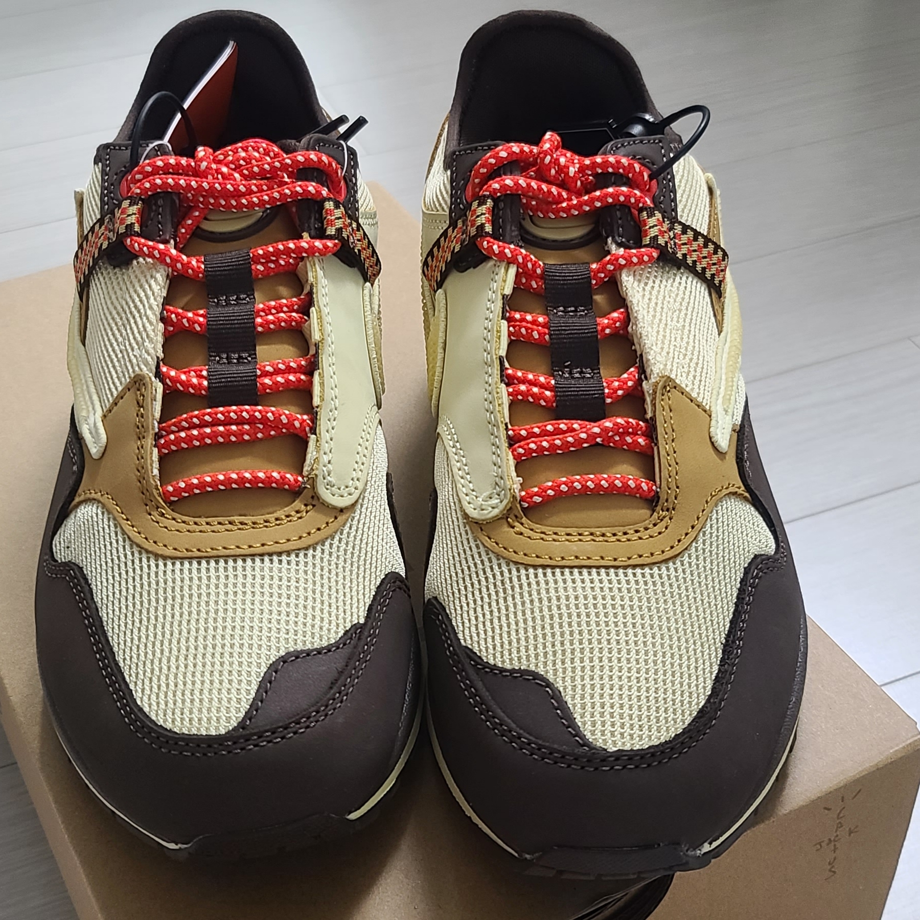 Nike x Travis Scott Air Max 1 Cact.us Brown 착용 스타일 - 1