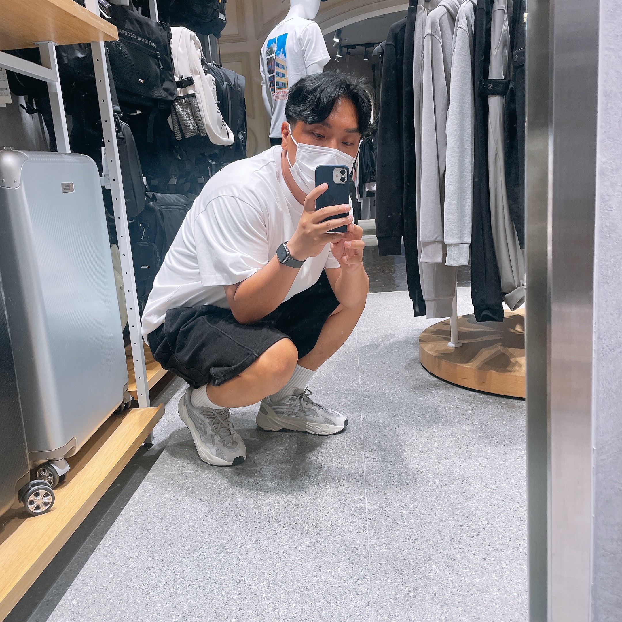 Adidas Yeezy Boost 700 V2 Static 2022, Wooyoungmi Flower Print Back Logo T-Shirt White - 22SS 착용 스타일 - 1