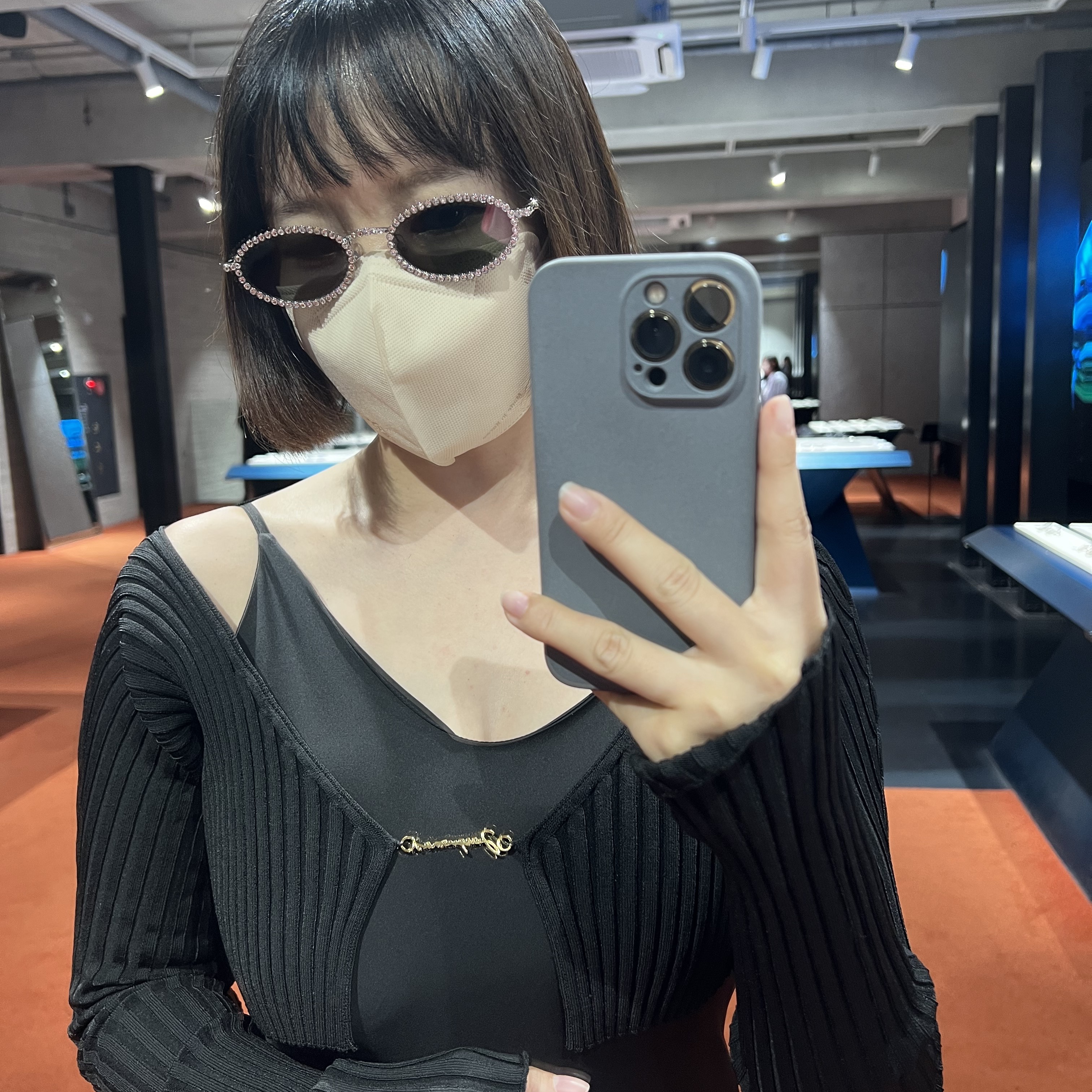 (W) Jacquemus La Maille Pralu Longue Seamless Charm Logo Cardigan Black 착용 스타일 - 5