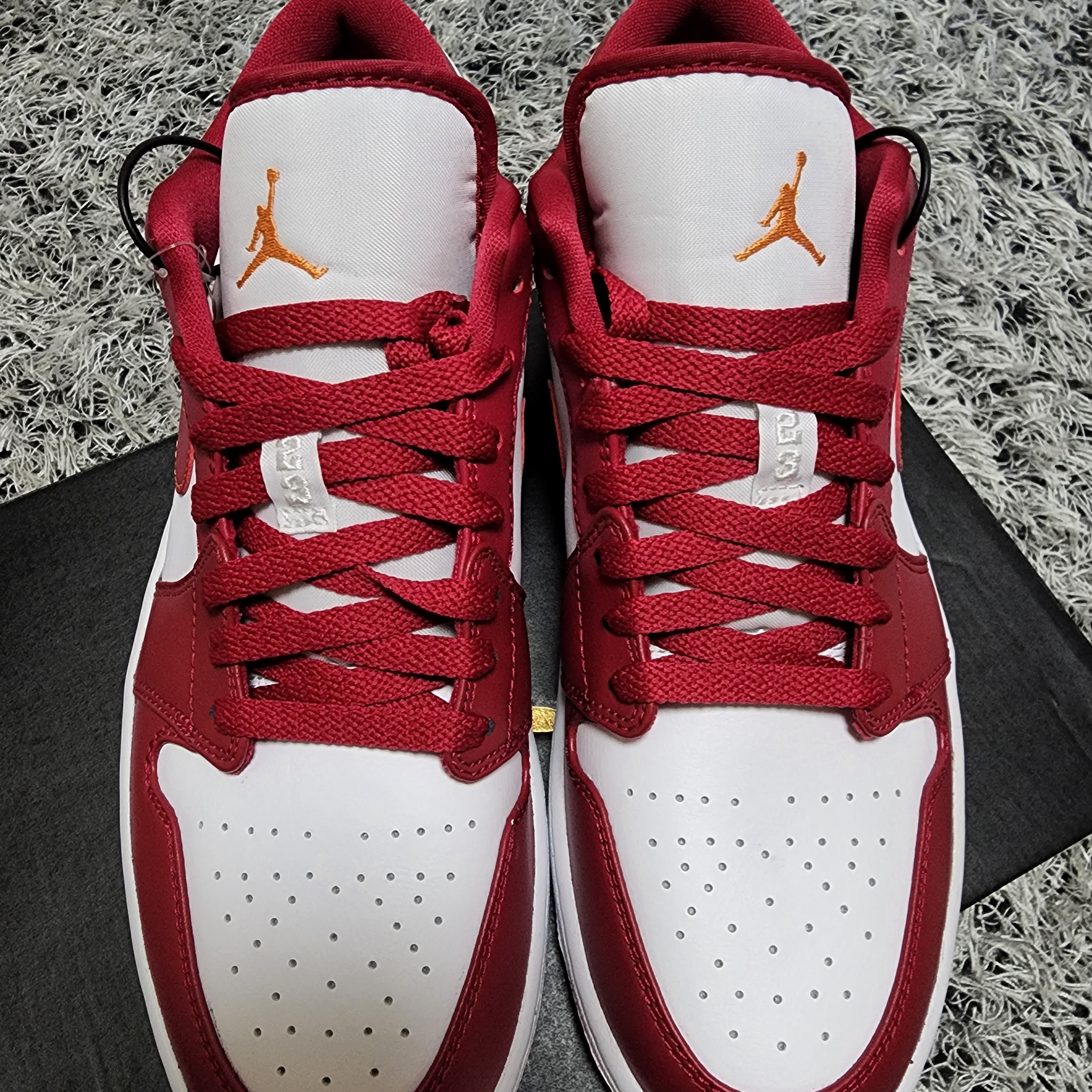 Jordan 1 Low Cardinal Red 착용 스타일 - 3