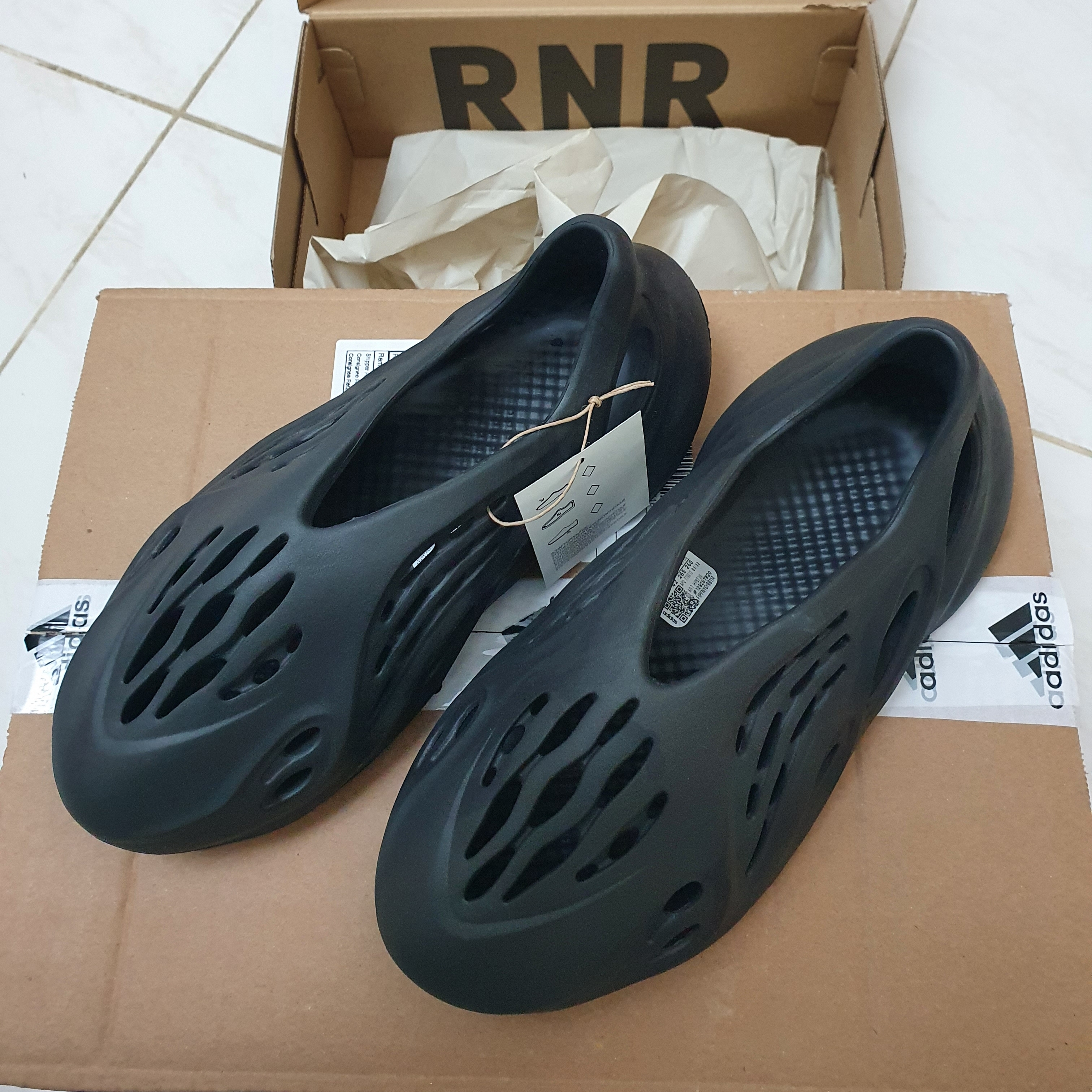 Adidas Yeezy Foam RNNR Onyx, Adidas Yeezy Slide Onyx 착용 스타일 - 1