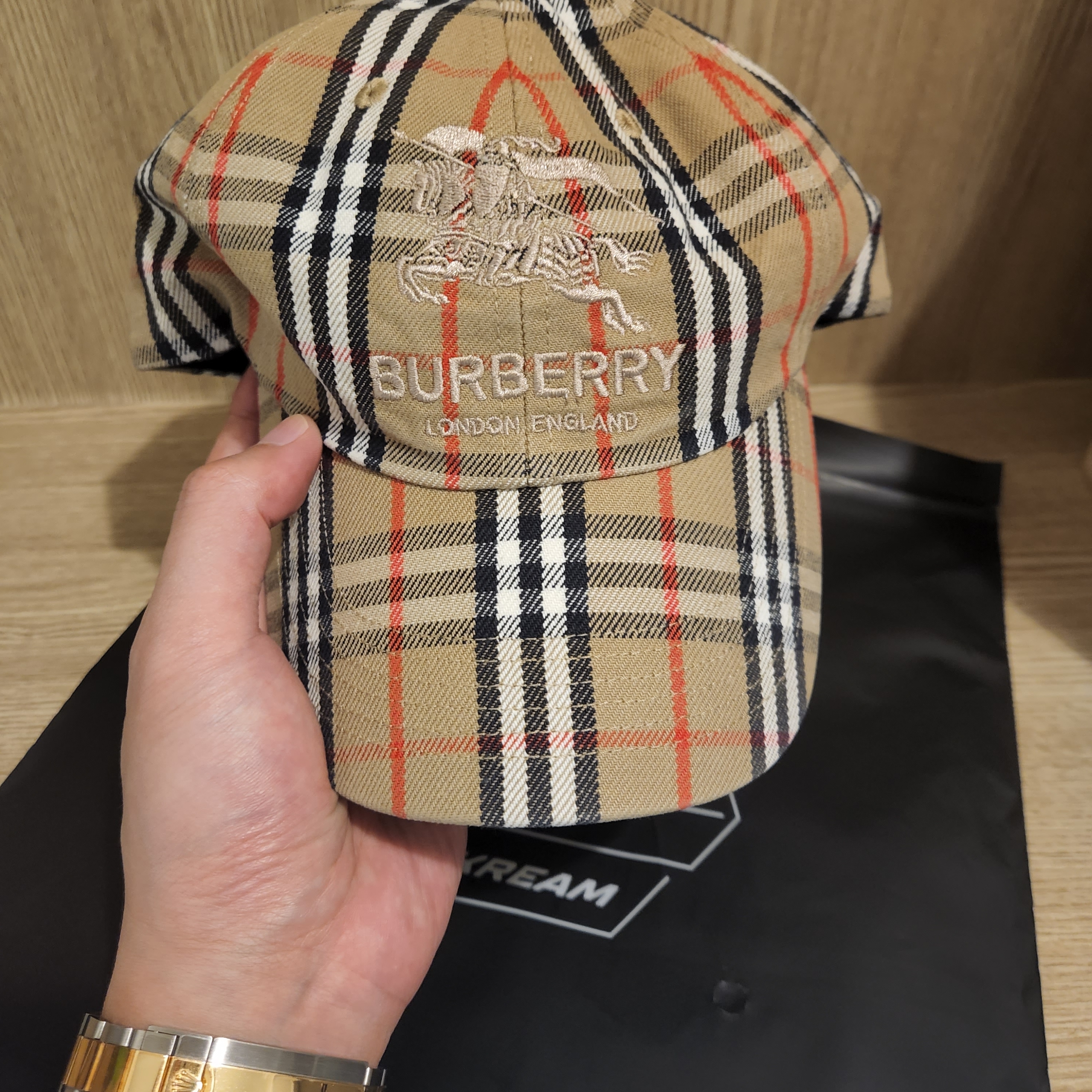 Supreme x Burberry Denim 6-Panel Beige - 22SS, Palace Tri-Sticker Pack T-Shirt Black - 21FW 착용 스타일 - 1