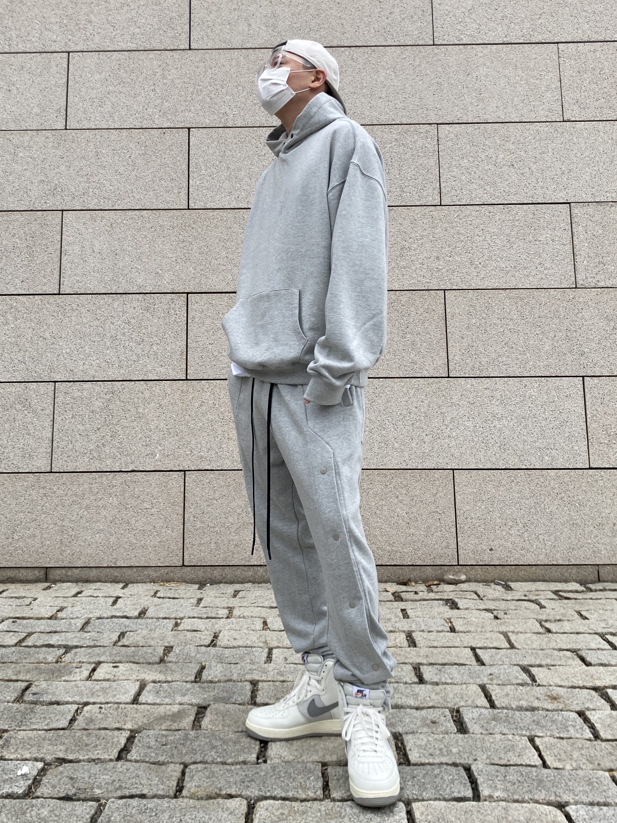 Nike Air Force 1 High '07 LV8 Sail and Medium Grey, Essentials x New Era Retro Crown Strapback White 착용 스타일 - 4