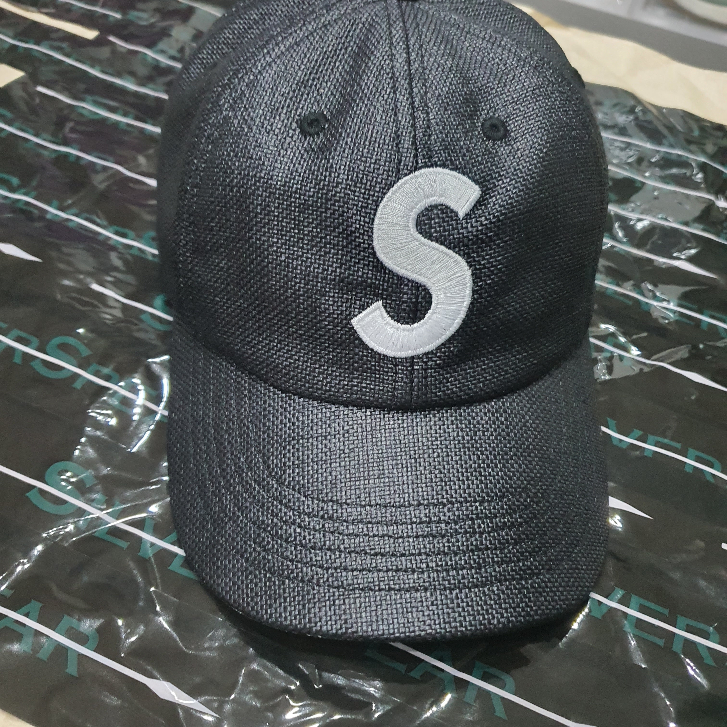 Supreme Raffia S Logo 6-Panel Black - 22SS 착용 스타일 - 1