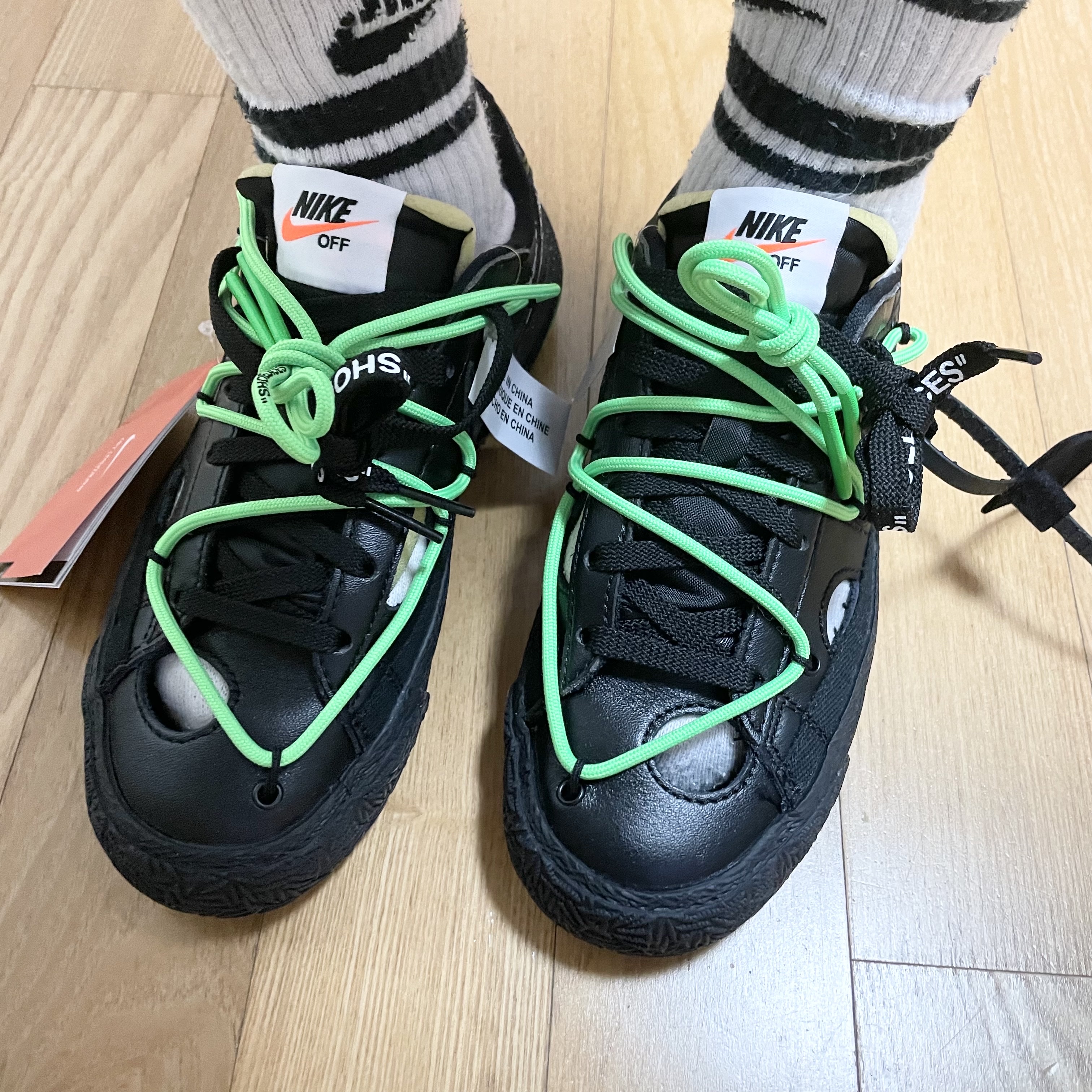 Nike x Off-White Blazer Low '77 Black and Electro Green 착용 스타일 - 1