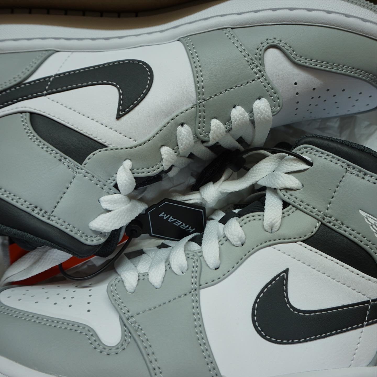 Jordan 1 Mid Light Smoke Grey Anthracite 착용 스타일 - 2