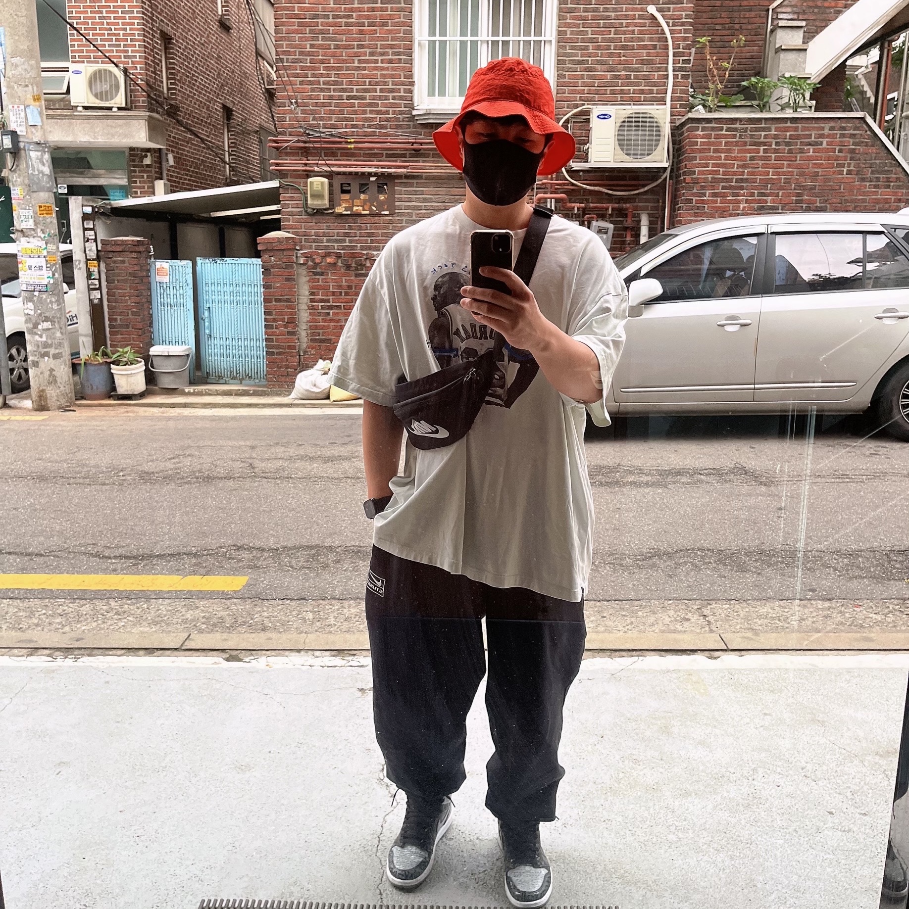 Nike x Stussy NRG RA Washed Fleece Pants Black (DN4030-010), Nike x Stussy Bucket Hat Habanero Red 착용 스타일